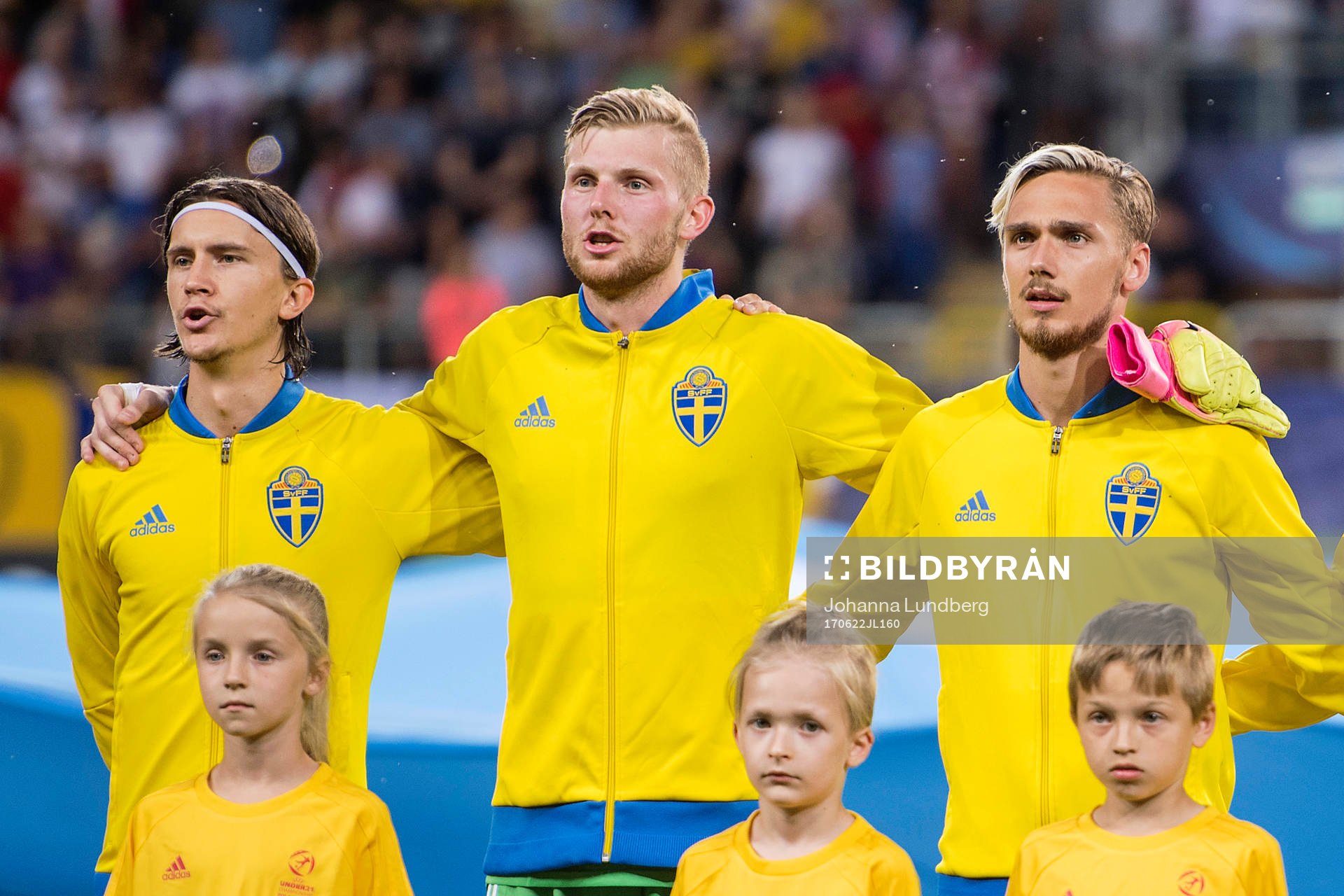 Sveriges Kristoffer Olsson, målvakt Anton Cajtoft och Linus Wahlqvist under fotbollsmatchen i U21-EM mellan Slovakien och Sverige den 22 juni 2017 i Lublin.