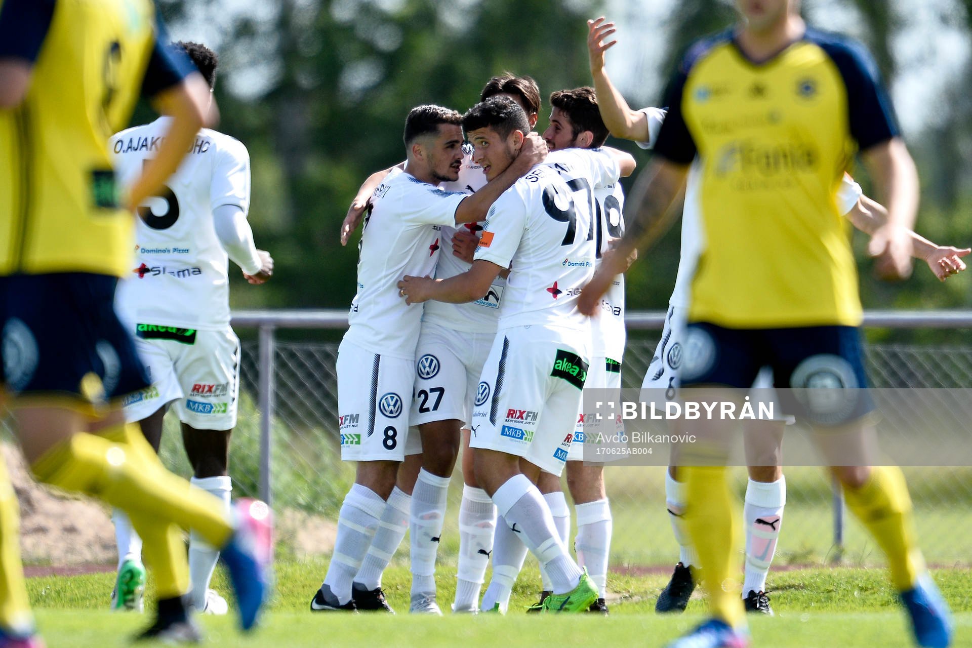 Rosengård jublar efter 0-1 under fotbollsmatchen i Division 1 Södra mellan Ängelholm och Rosengård den 25 juni 2017 i Ängelholm.