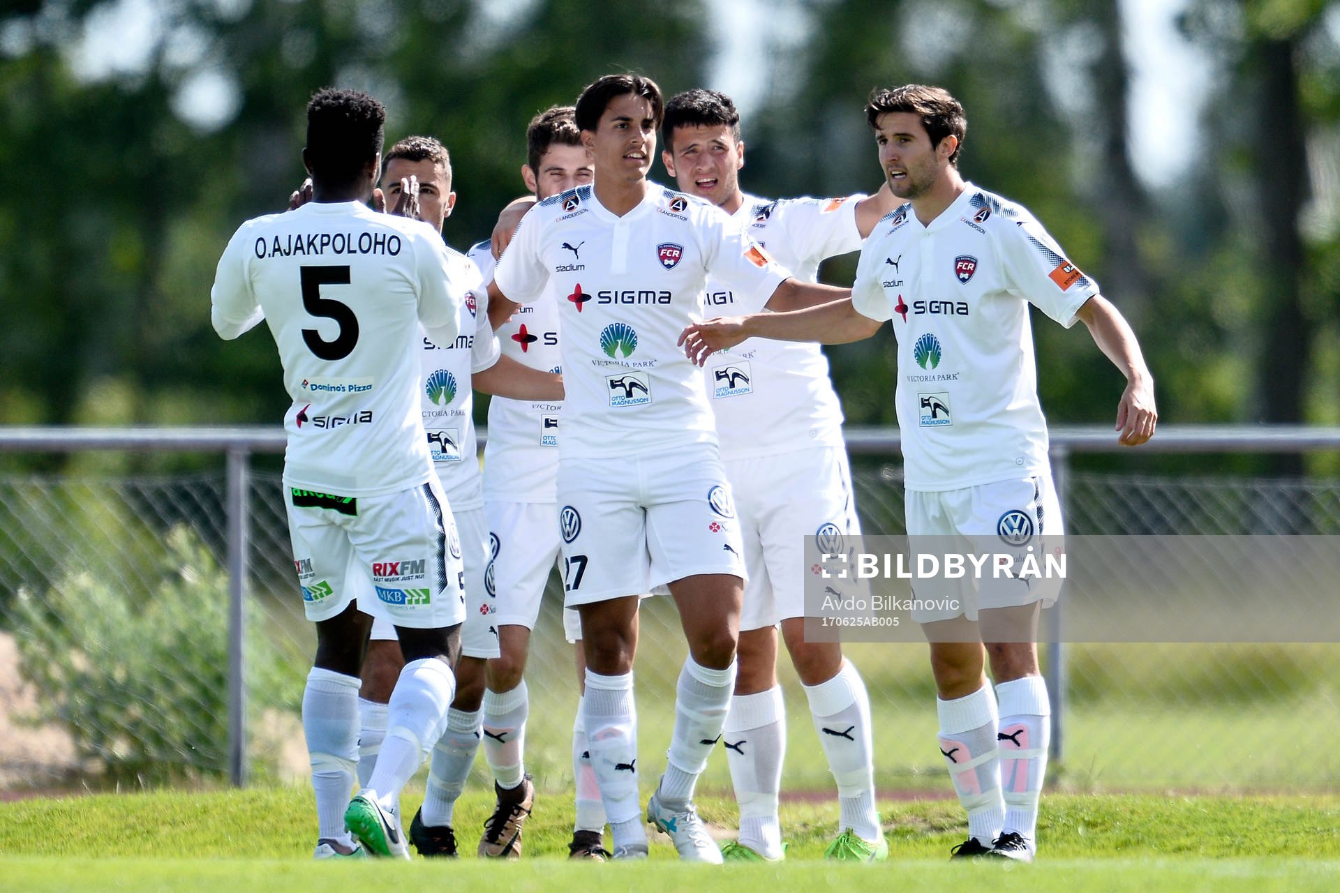 Rosengård jublar efter 0-1 under fotbollsmatchen i Division 1 Södra mellan Ängelholm och Rosengård den 25 juni 2017 i Ängelholm.