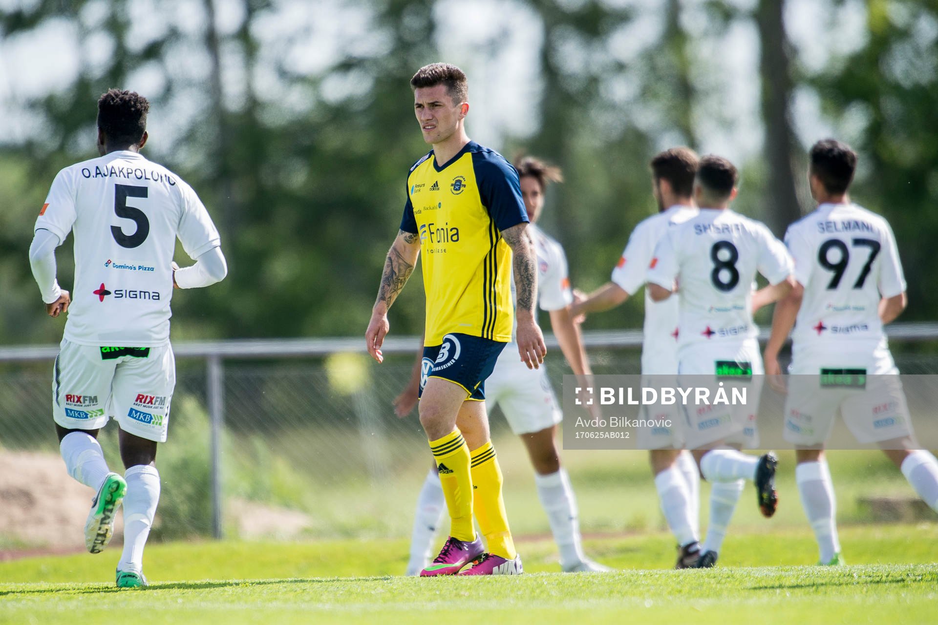 Ängelholms spelare deppar medan Rosengårds spelare jublar