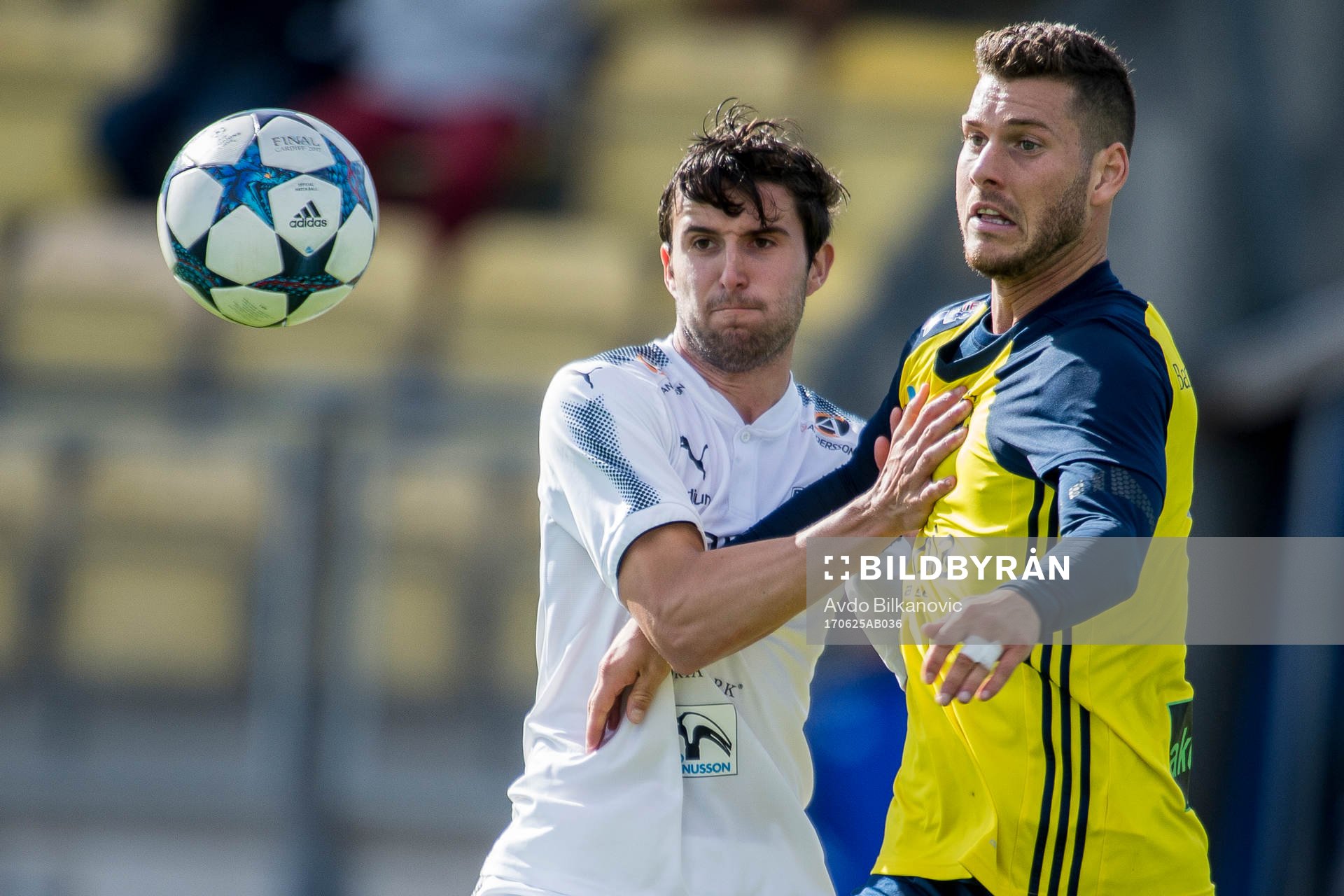 Ängelholms Daniel Nilsson och Rosengårds Philip Cascalheira under fotbollsmatchen i Division 1 Södra mellan Ängelholm och Rosengård den 25 juni 2017 i Ängelholm.
