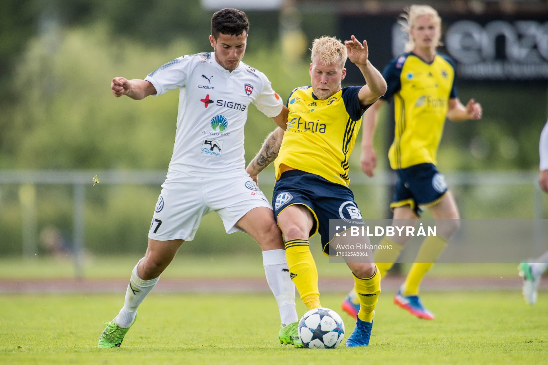 Ängelholms Kristoffer Jeppsson och Rosengårds Astrit Seljmani under fotbollsmatchen i Division 1 Södra mellan Ängelholm och Rosengård den 25 juni 2017 i Ängelholm.