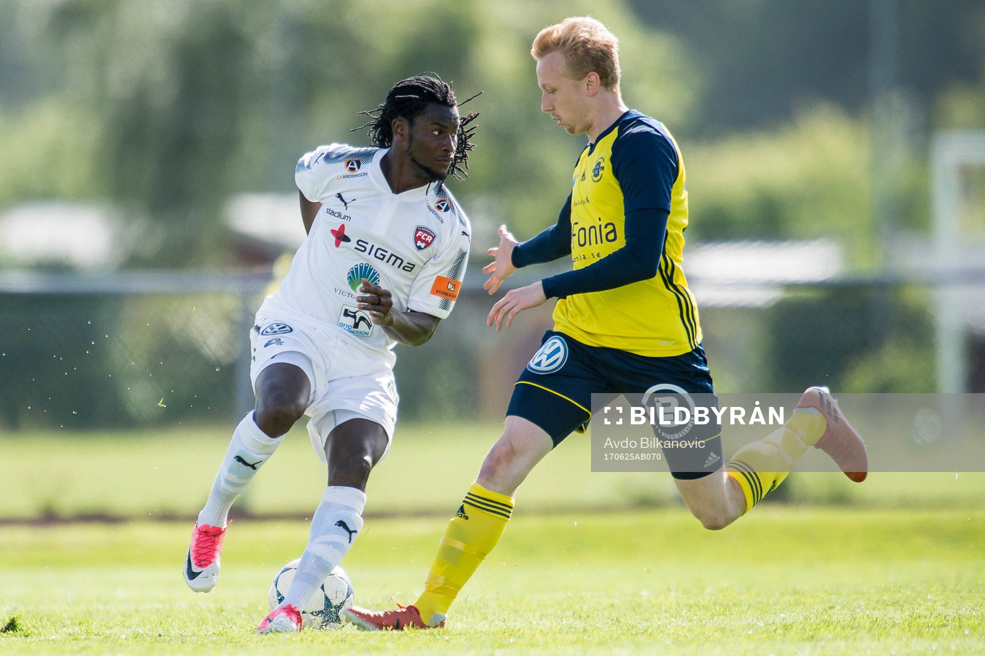 Rosengårds Dawda Ngum lurar Ängelholms spelare