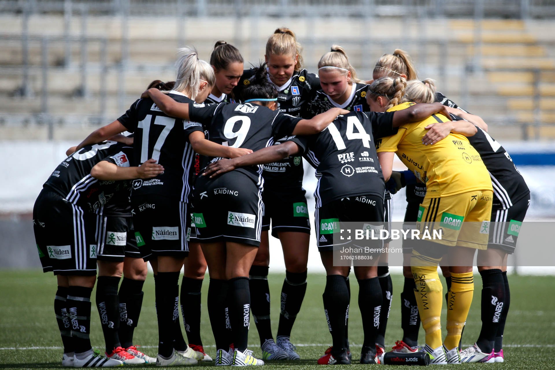 Piteås lag samlas inför fotbollsmatchen i Damallsvenskan mellan KIF Örebro och Piteå den 25 juni 2017 i Örebro.
