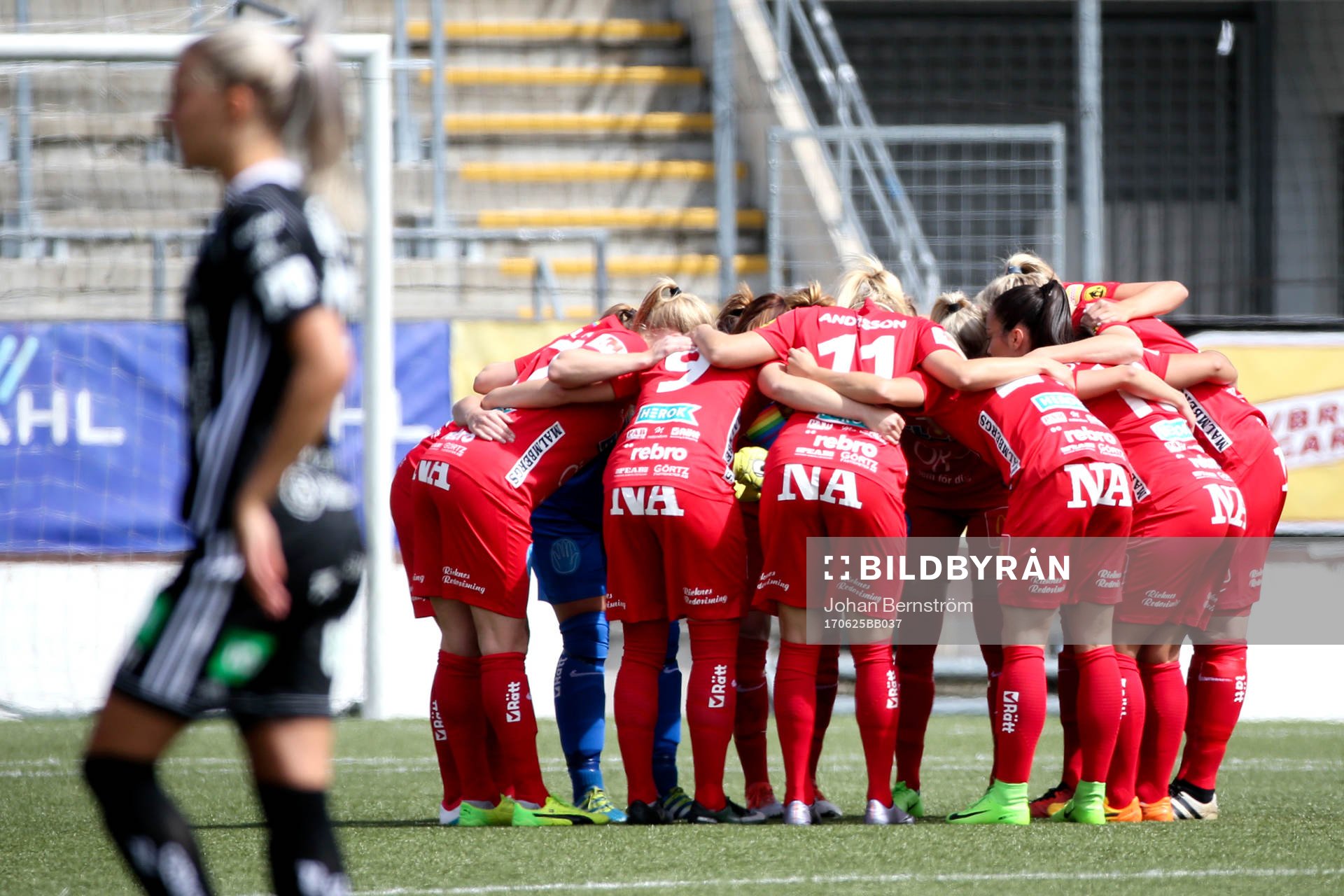 Örebros lag samlas inför fotbollsmatchen i Damallsvenskan mellan KIF Örebro och Piteå den 25 juni 2017 i Örebro.