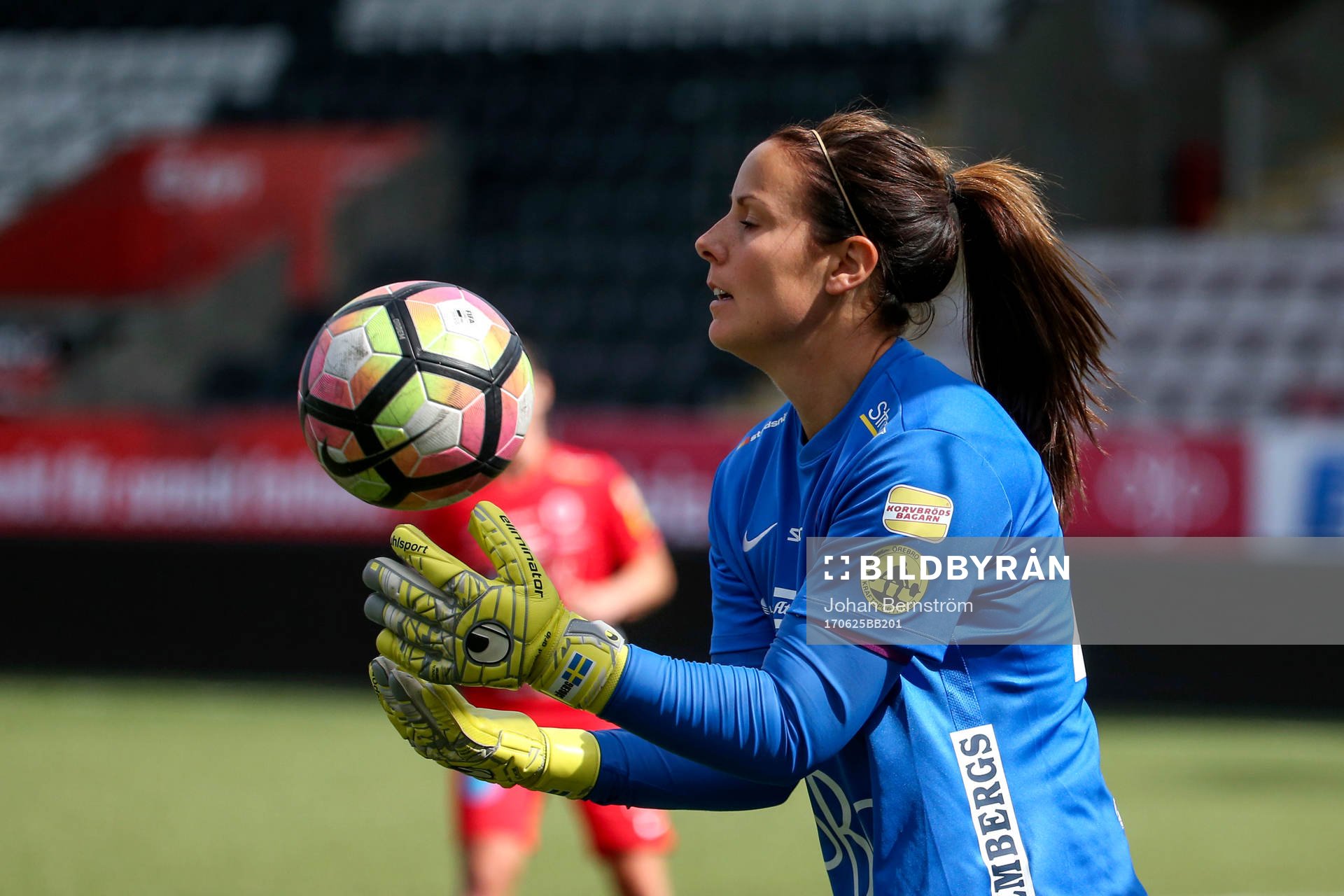 Örebros målvakt Carola Söberg under fotbollsmatchen i Damallsvenskan mellan KIF Örebro och Piteå den 25 juni 2017 i Örebro.