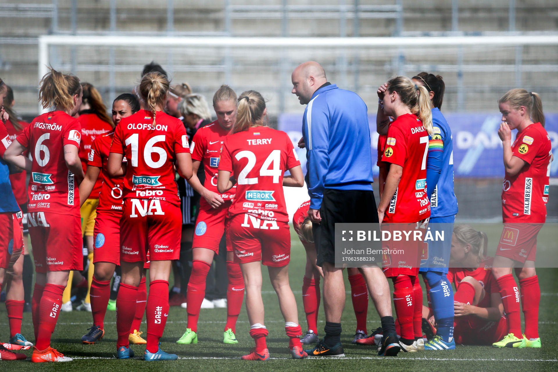Örebros tränare Martin Skogman pratar med laget efter fotbollsmatchen i Damallsvenskan mellan KIF Örebro och Piteå den 25 juni 2017 i Örebro.