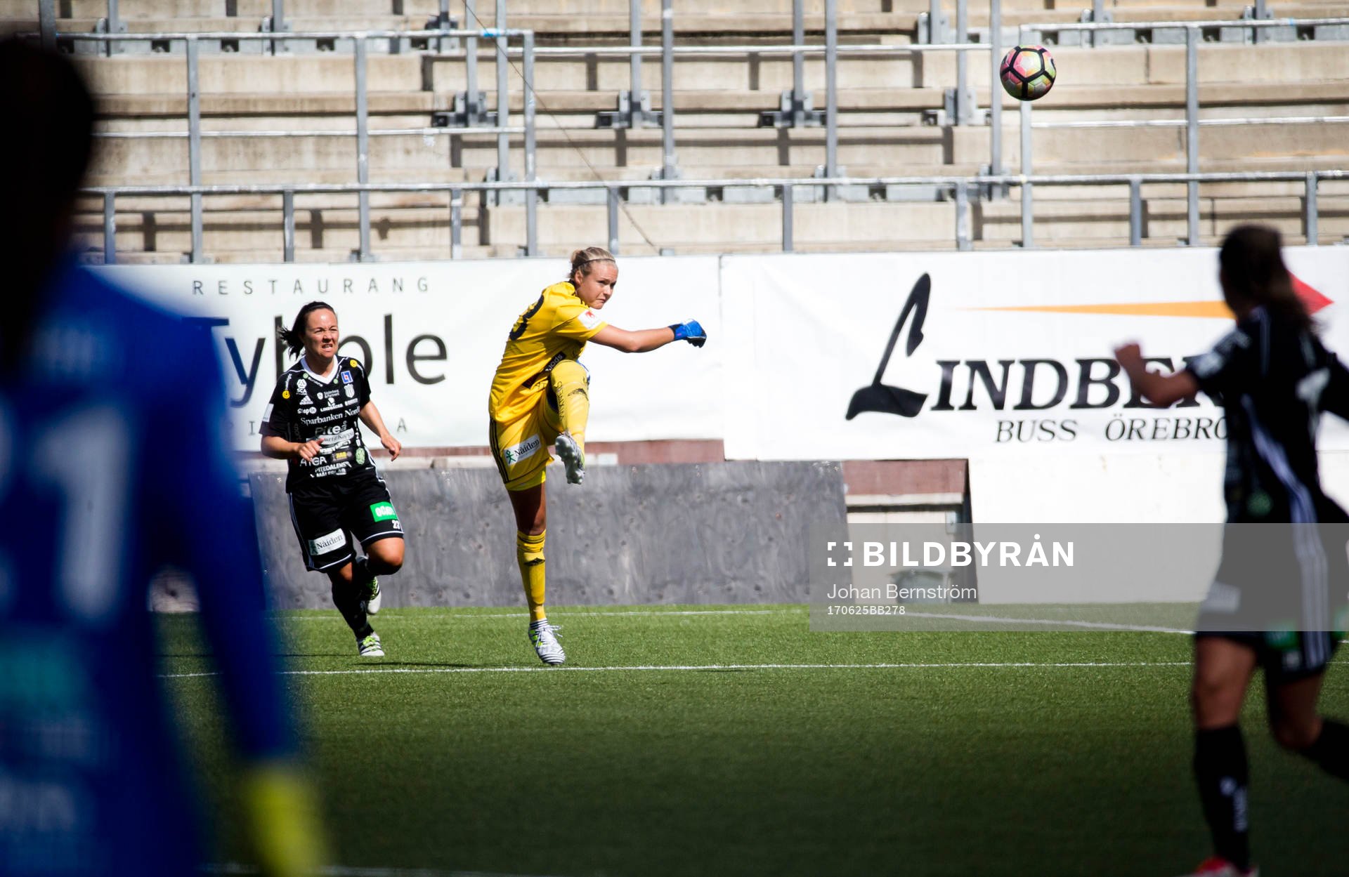 Piteås målvakt Hilda Carlén under fotbollsmatchen i Damallsvenskan mellan KIF Örebro och Piteå den 25 juni 2017 i Örebro.