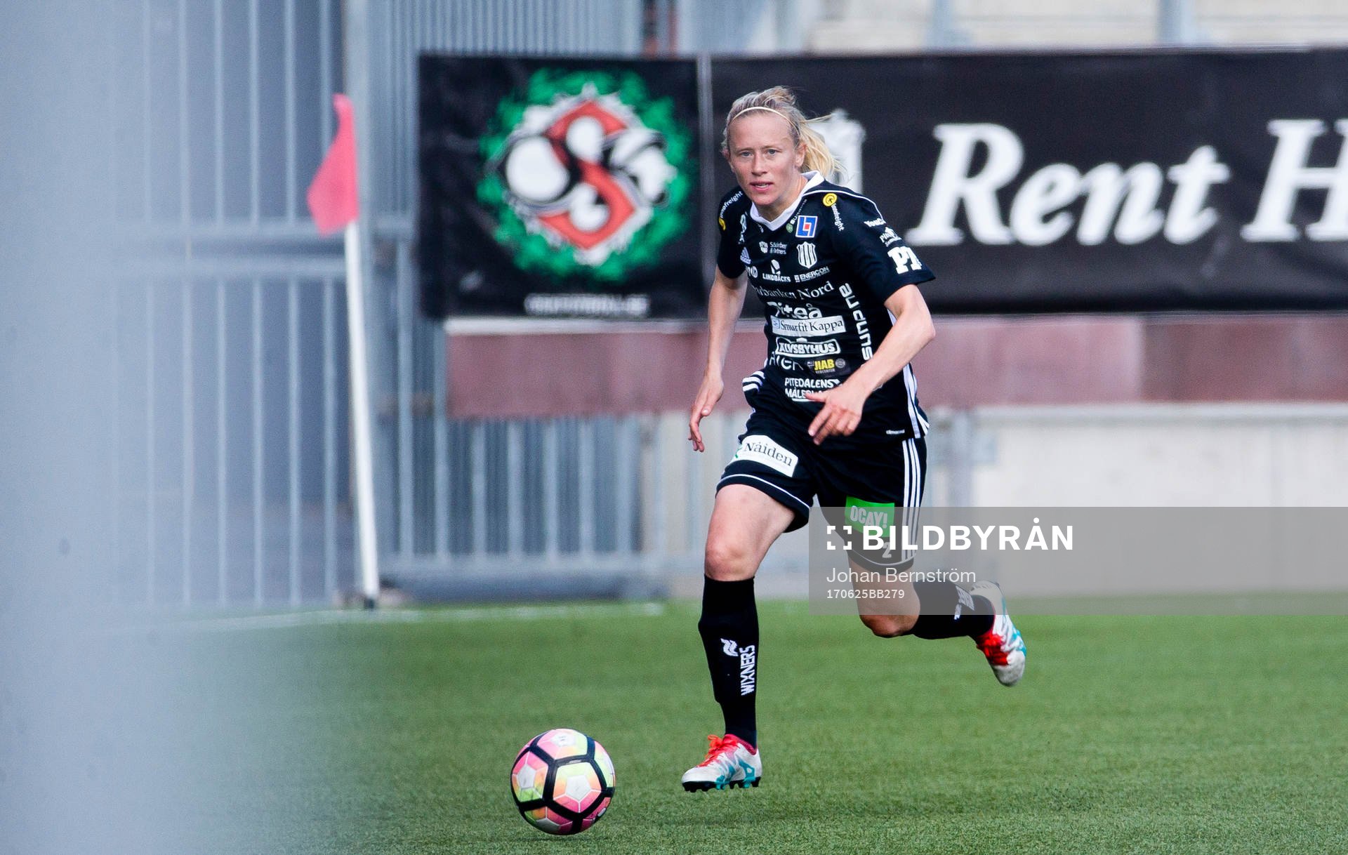 Piteås Lena Blomkvist under fotbollsmatchen i Damallsvenskan mellan KIF Örebro och Piteå den 25 juni 2017 i Örebro.