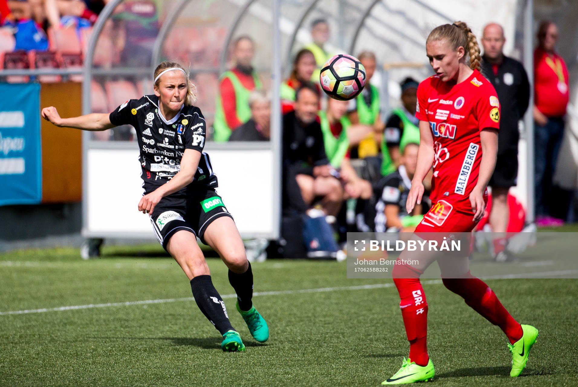 Piteås Julia Karlenäs under fotbollsmatchen i Damallsvenskan mellan KIF Örebro och Piteå den 25 juni 2017 i Örebro.