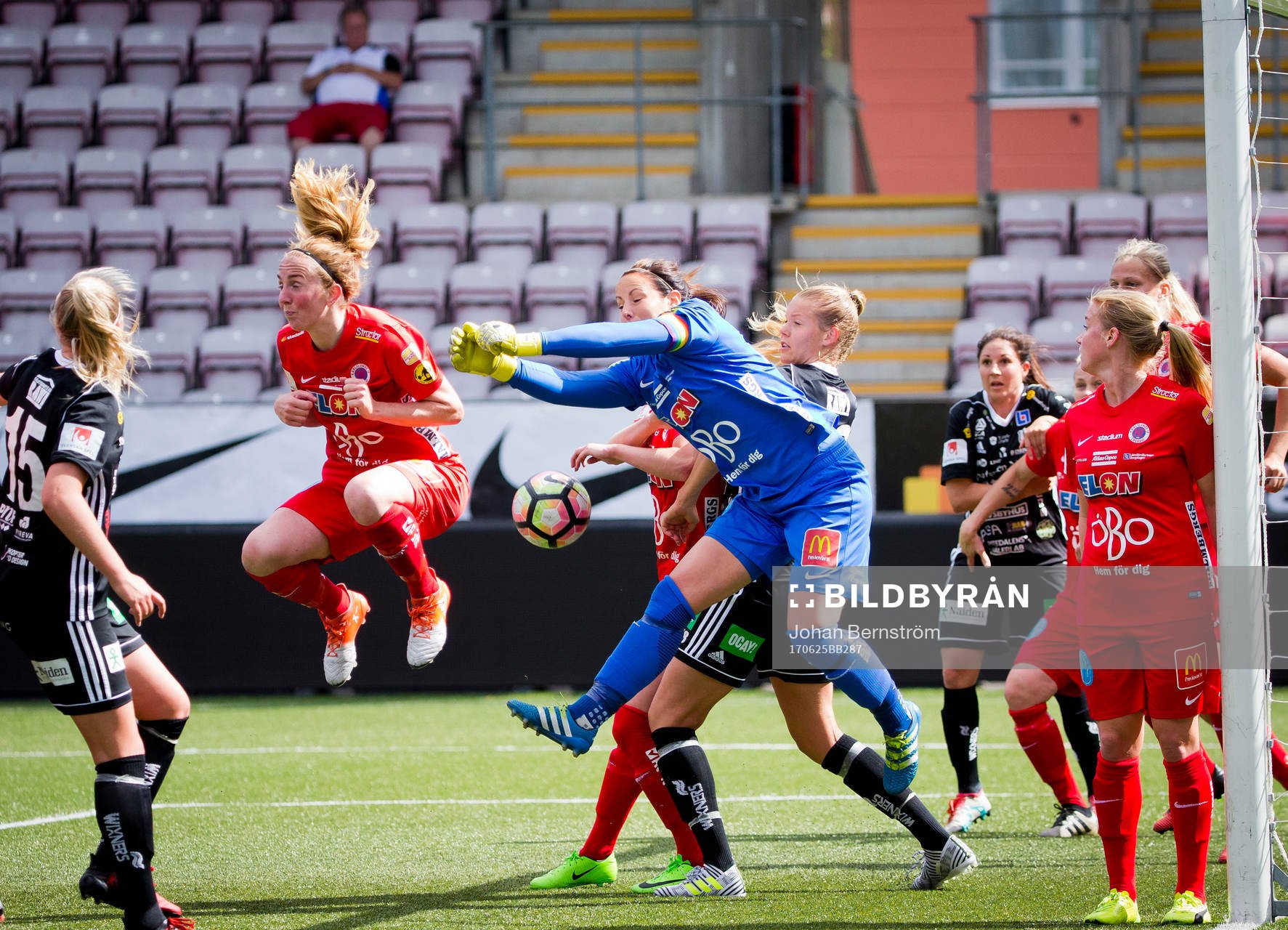 Hörna framför Örebros målvakt Carola Söberg