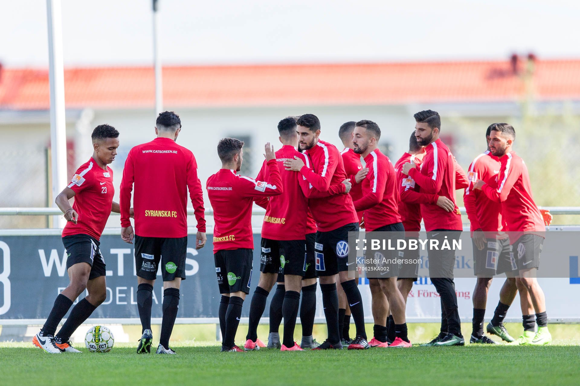 Syrianskas spelare värmer upp före fotbollsmatchen i