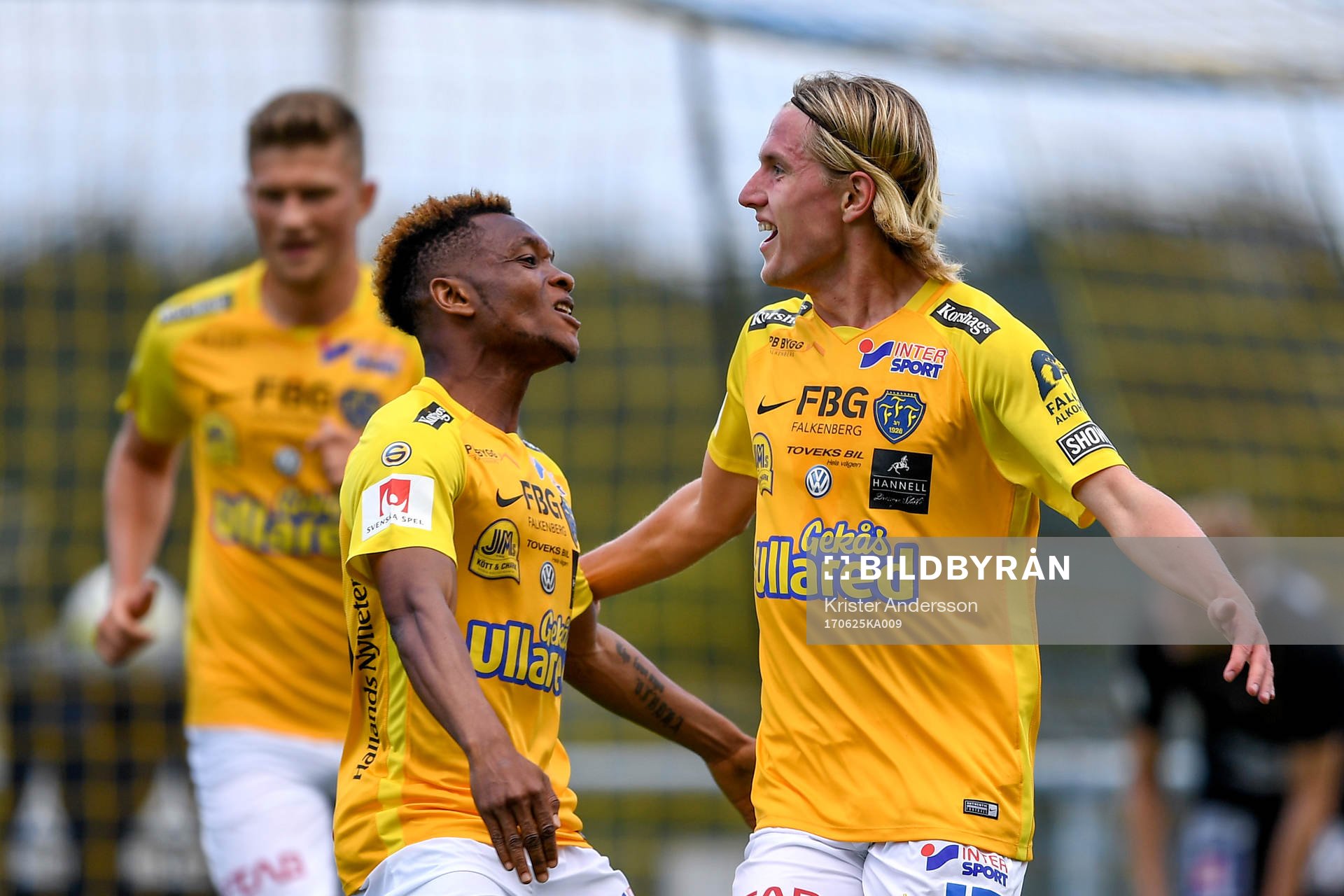 Falkenbergs Enock Kwakwa och Viktor Götesson jublar
