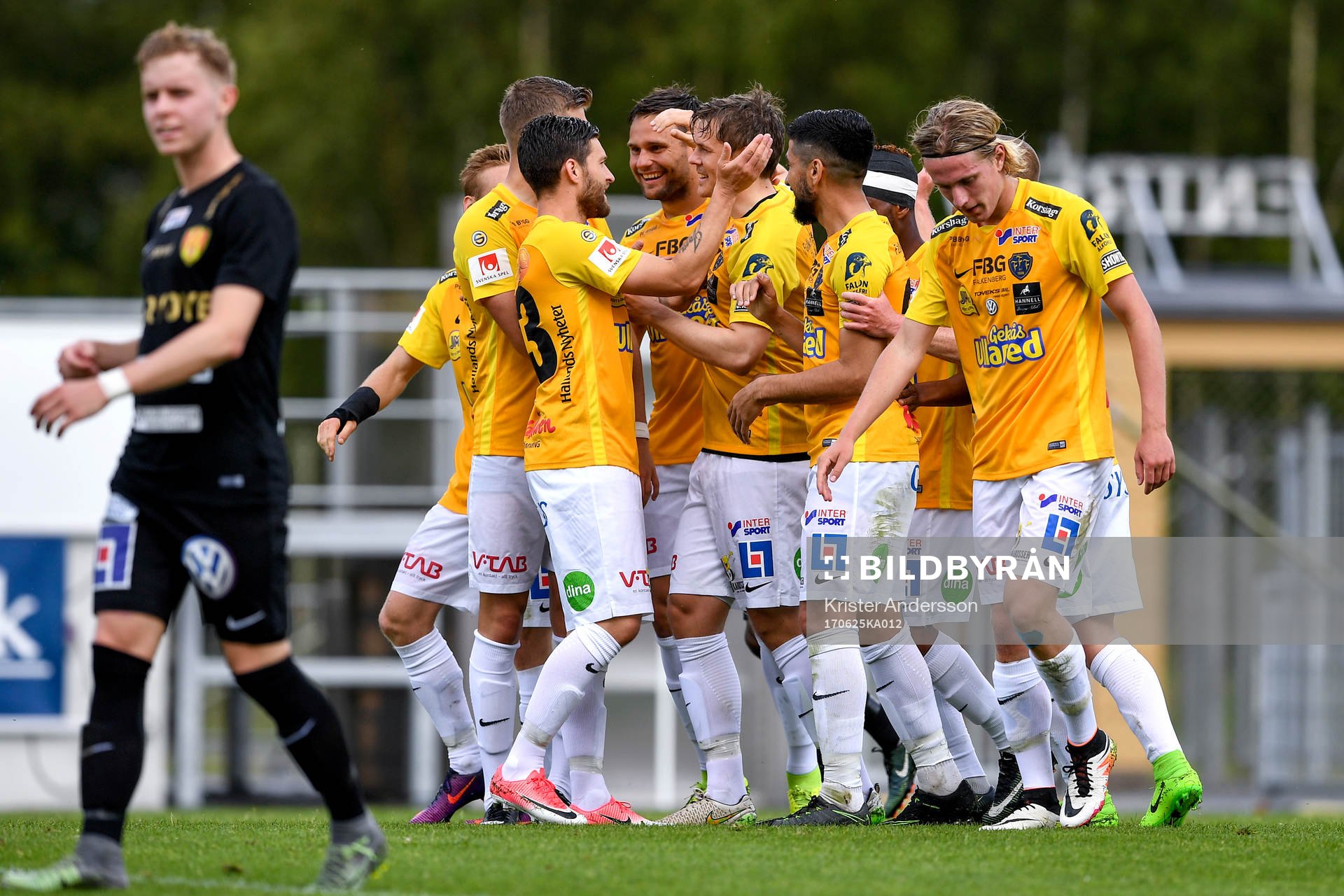 Falkenbergs Daniel Johansson jublar med lagkamrater efter 2-0 under fotbollsmatchen i Superettan mellan Falkenberg och Syrianska den 25 juni 2017 i Falkenberg.
