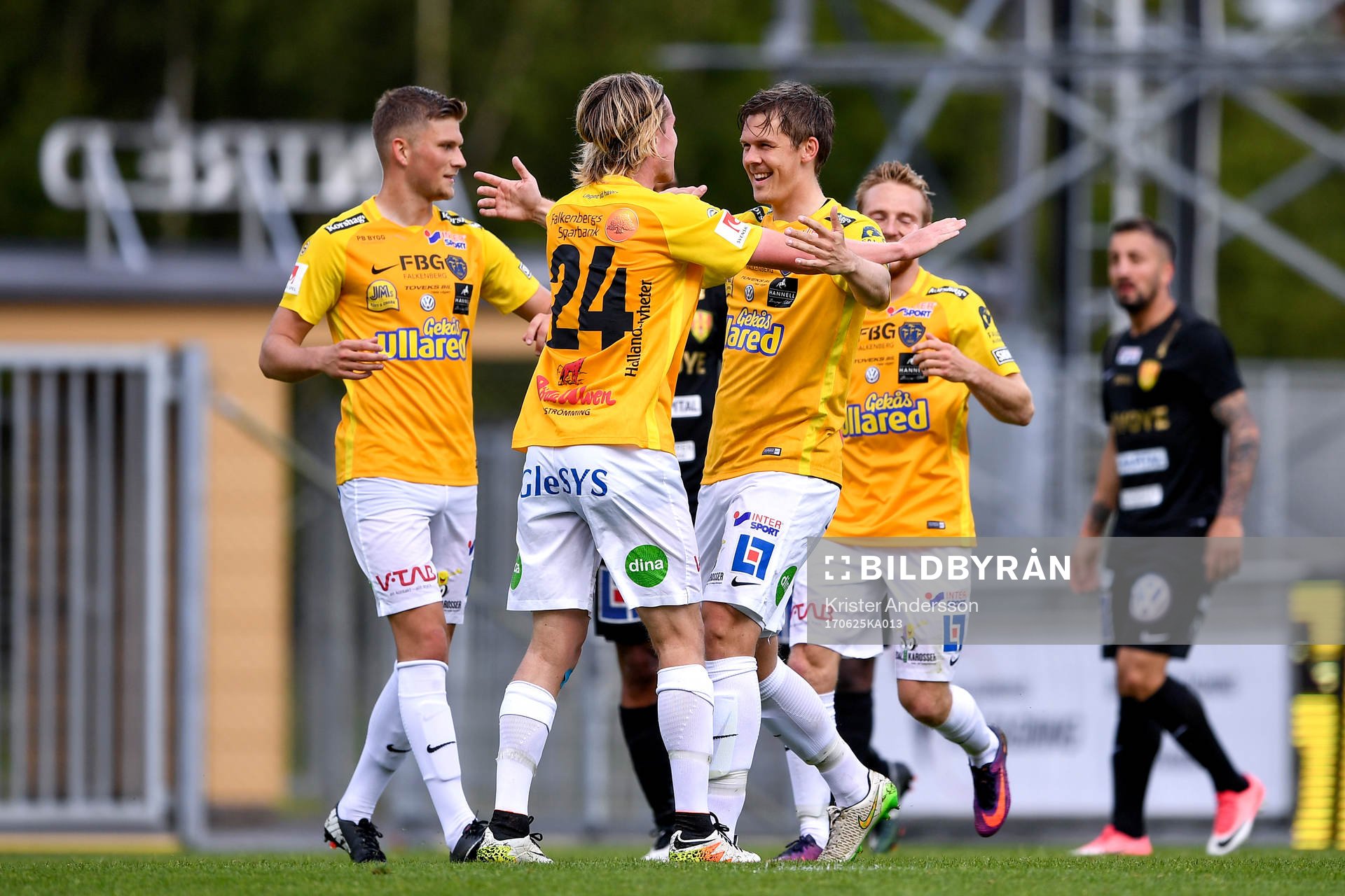 Falkenbergs Daniel Johansson jublar med lagkamrater
