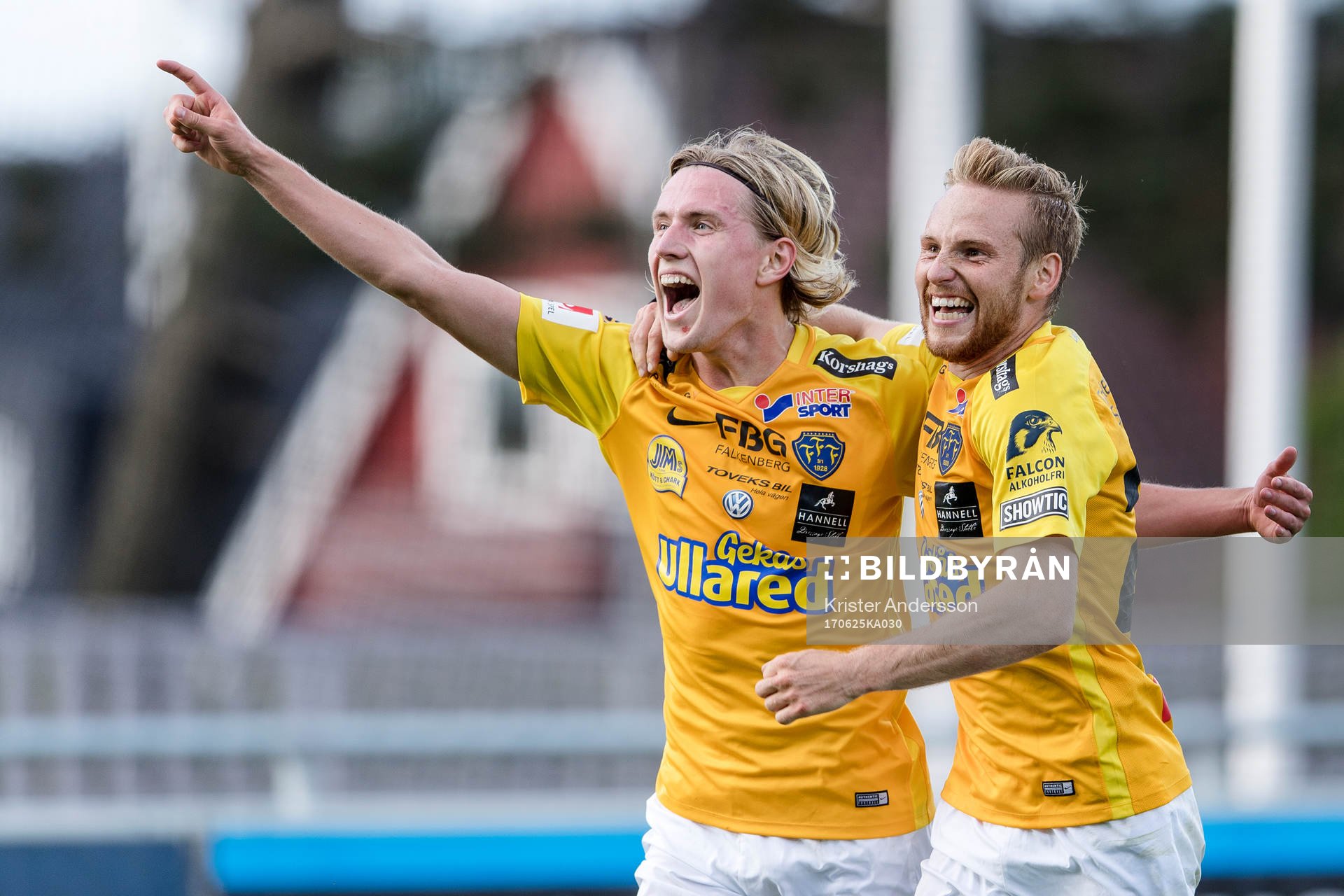 Falkenbergs Viktor Götesson och Tobias Englund jublar efter att Götesson gjort 3-1 under fotbollsmatchen i Superettan mellan Falkenberg och Syrianska den 25 juni 2017 i Falkenberg.