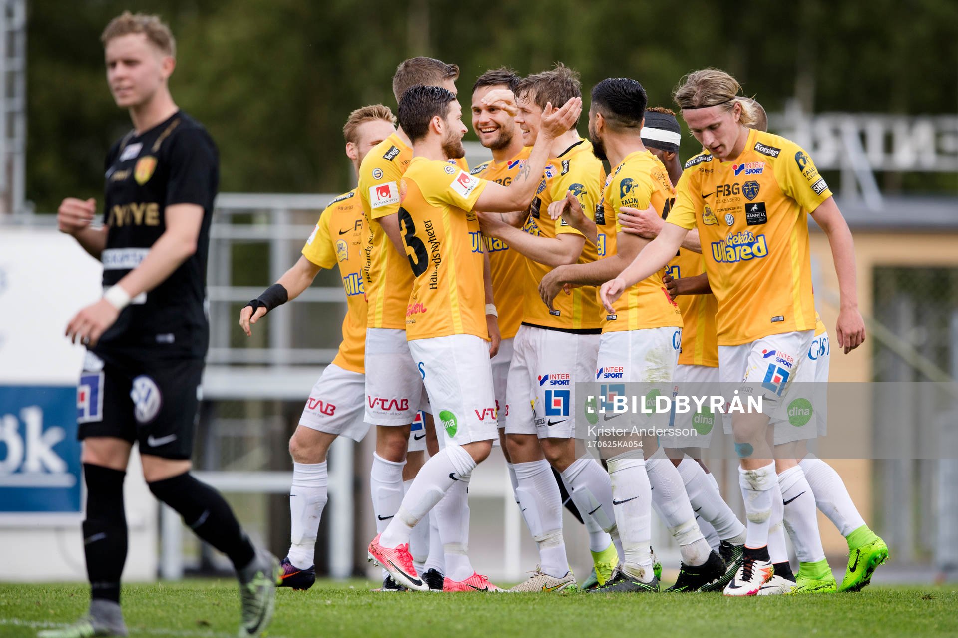 Falkenbergs Daniel Johansson har gjort 2-0 och jublar med