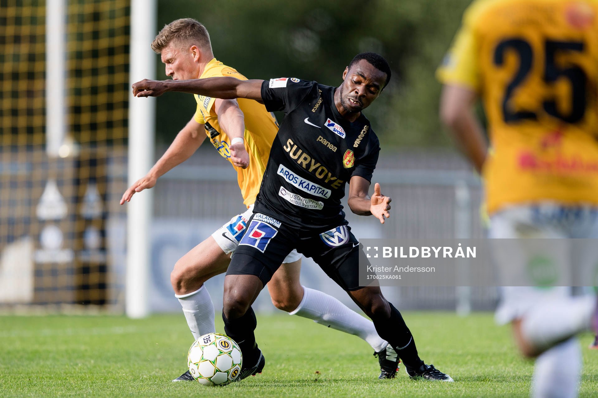 Syrianskas Success Chimankpa Nwosu i kamp med Falkenbergs Erik Pärsson under fotbollsmatchen i Superettan mellan Falkenberg och Syrianska den 25 juni 2017 i Falkenberg.