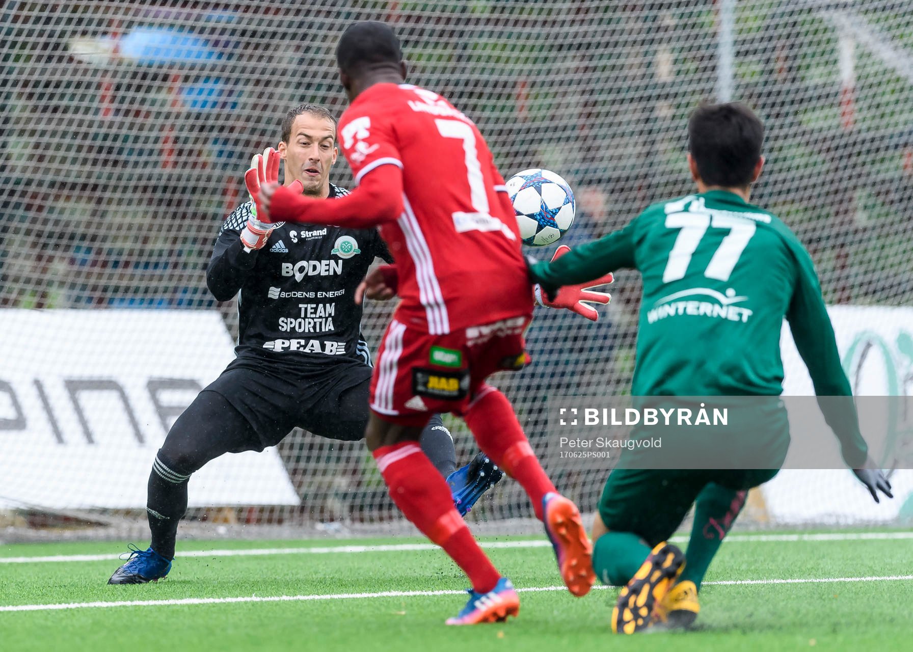Piteås Moses Duckrell gör 1-0 bakom Bodens målvakt