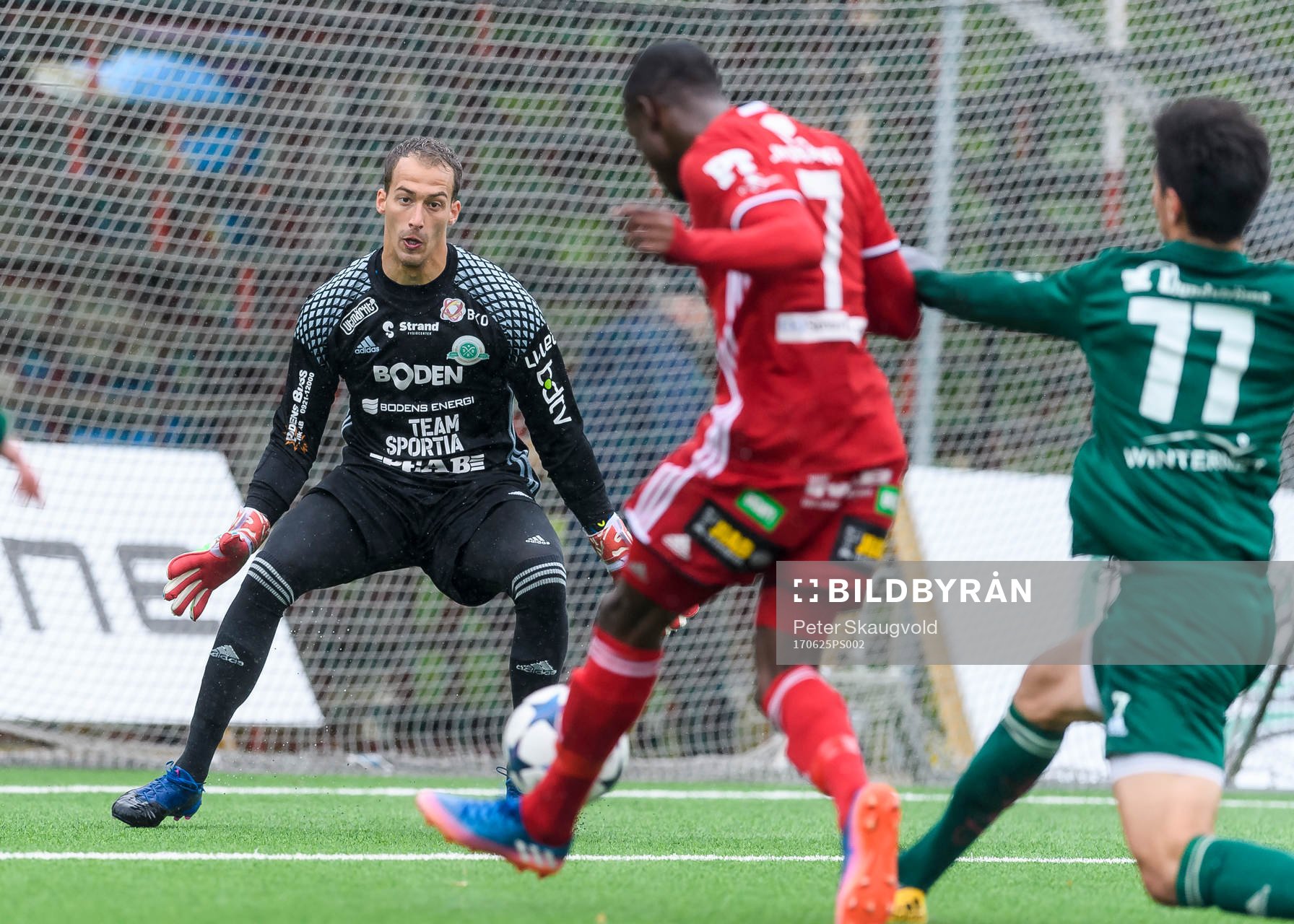 Piteås Moses Duckrell gör 1-0 bakom Bodens målvakt