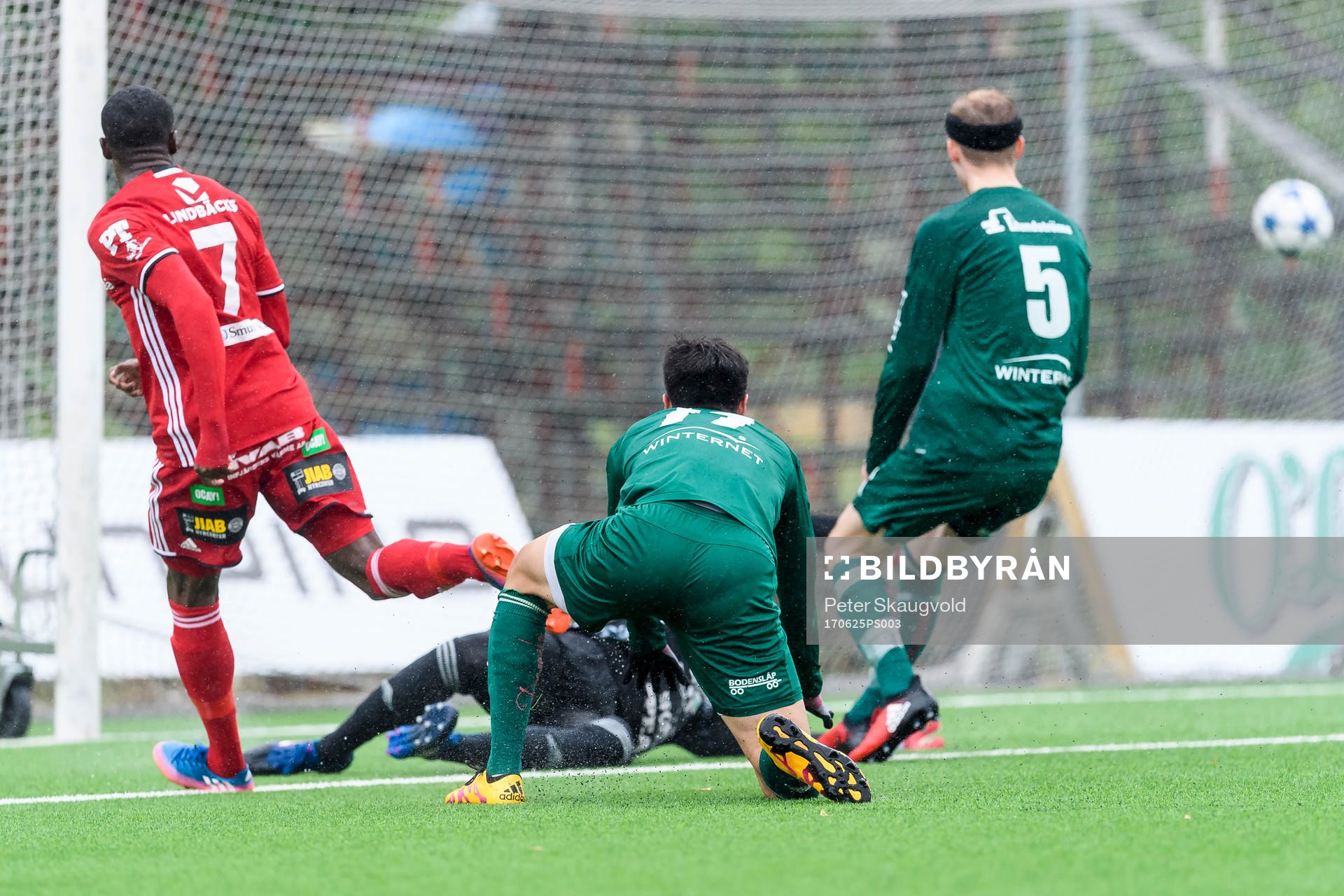 Piteås Moses Duckrell gör 1-0 bakom Bodens målvakt