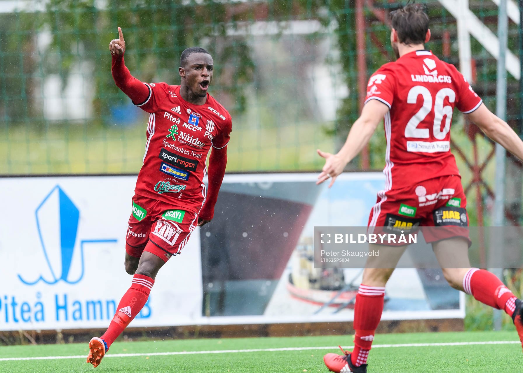 Piteås Moses Duckrell jublar efter sitt 1-0 mål under fotbollsmatchen i Division 2 Norrland mellan Piteå och Boden den 25 Juni 2017 i Piteå.