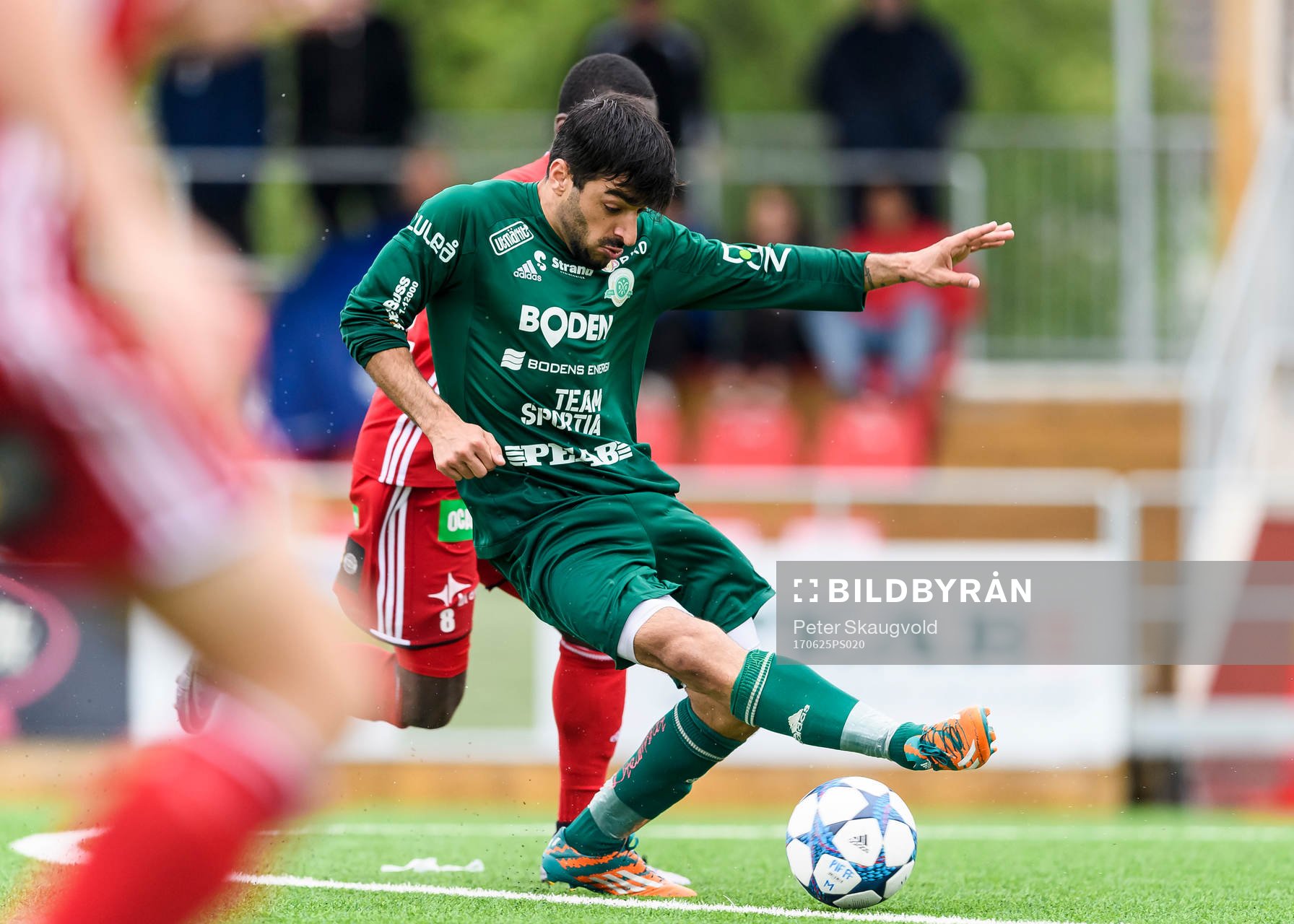 Bodens Arish Nouri med bollen