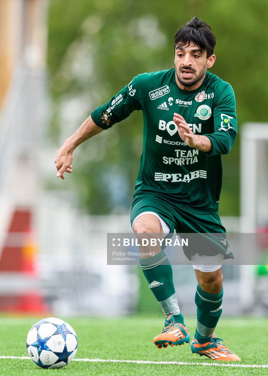 Bodens Arish Nouri med bollen