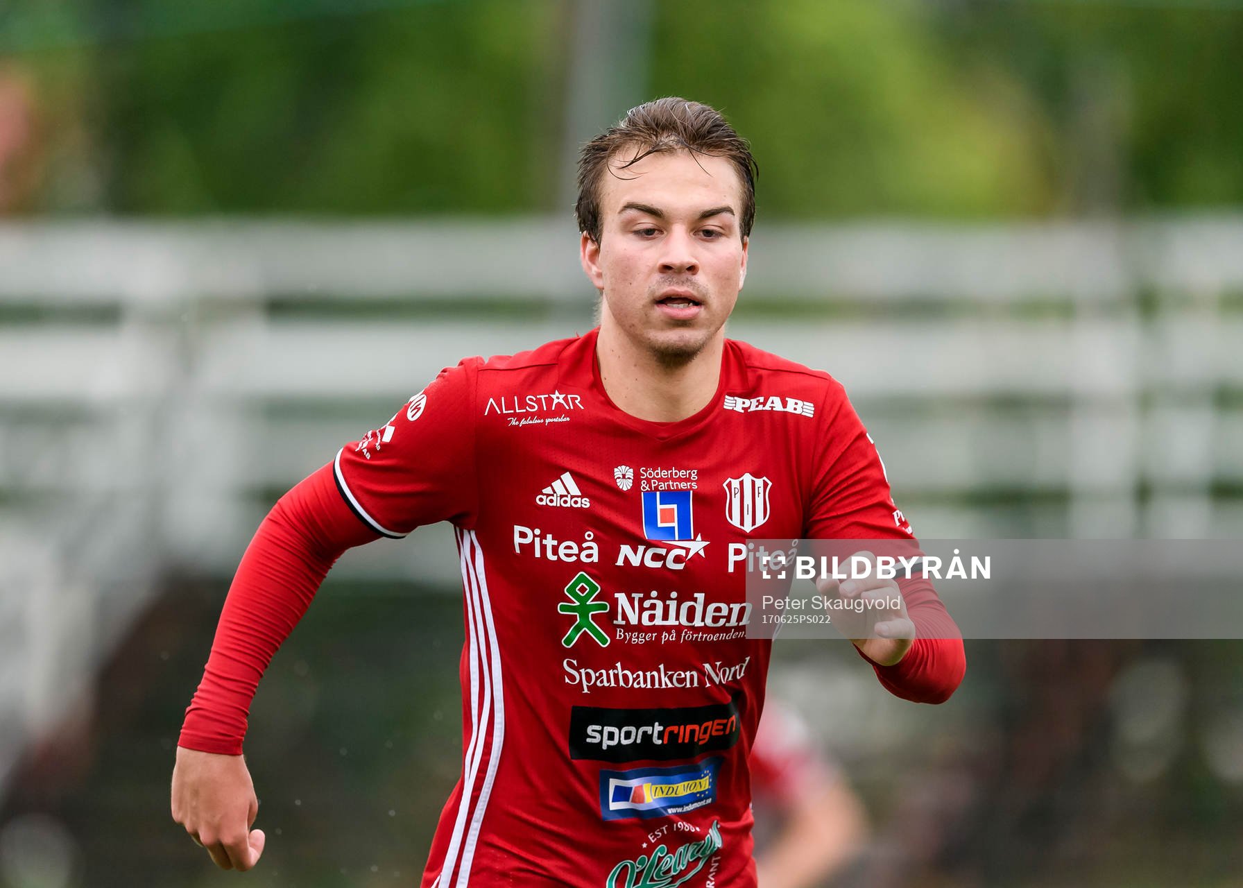 Piteås Alex Naylor under fotbollsmatchen i Division 2 Norrland mellan Piteå och Boden den 25 Juni 2017 i Piteå.