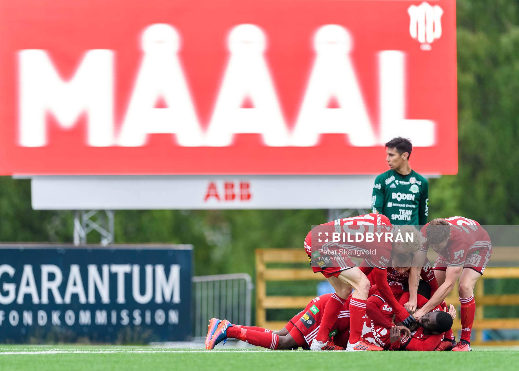Piteåspelarna jublar efter 5-3 målet under fotbollsmatchen i Division 2 Norrland mellan Piteå och Boden den 25 Juni 2017 i Piteå.