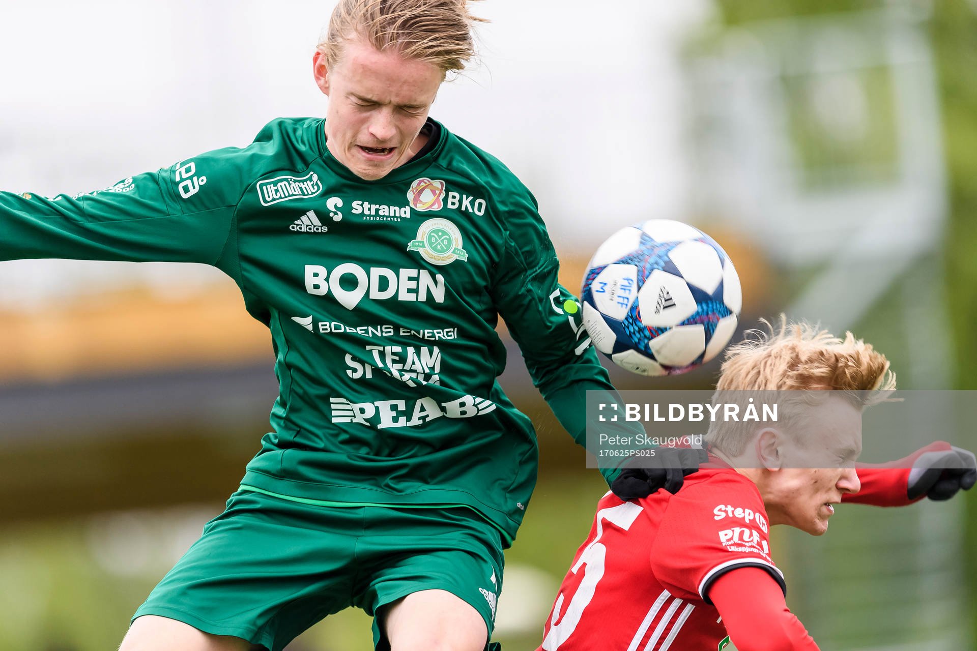 Bodens Filip Daunfeldt i en nickduell med Piteås Johannes