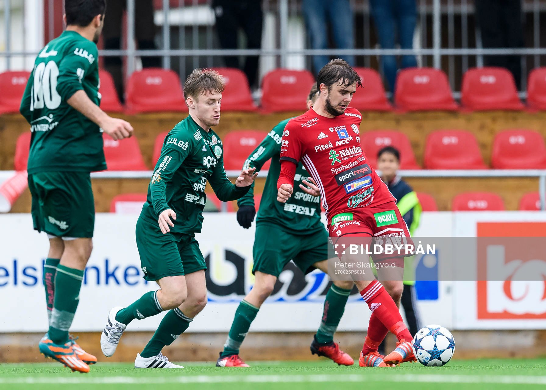 Piteås Johan Hedström med bollen under fotbollsmatchen i Division 2 Norrland mellan Piteå och Boden den 25 Juni 2017 i Piteå.