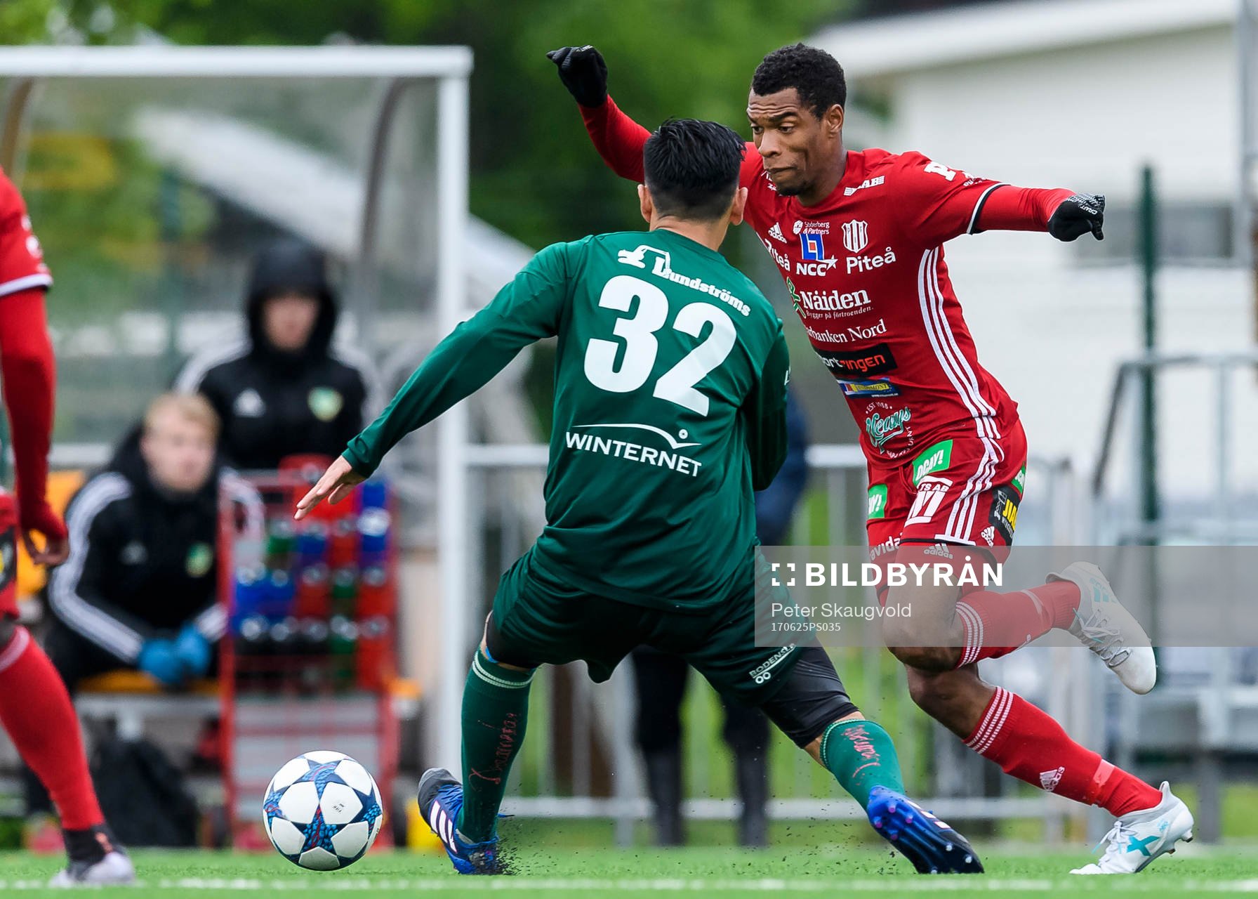 Piteås Kraig Rochester försöker gå förbi Bodens
