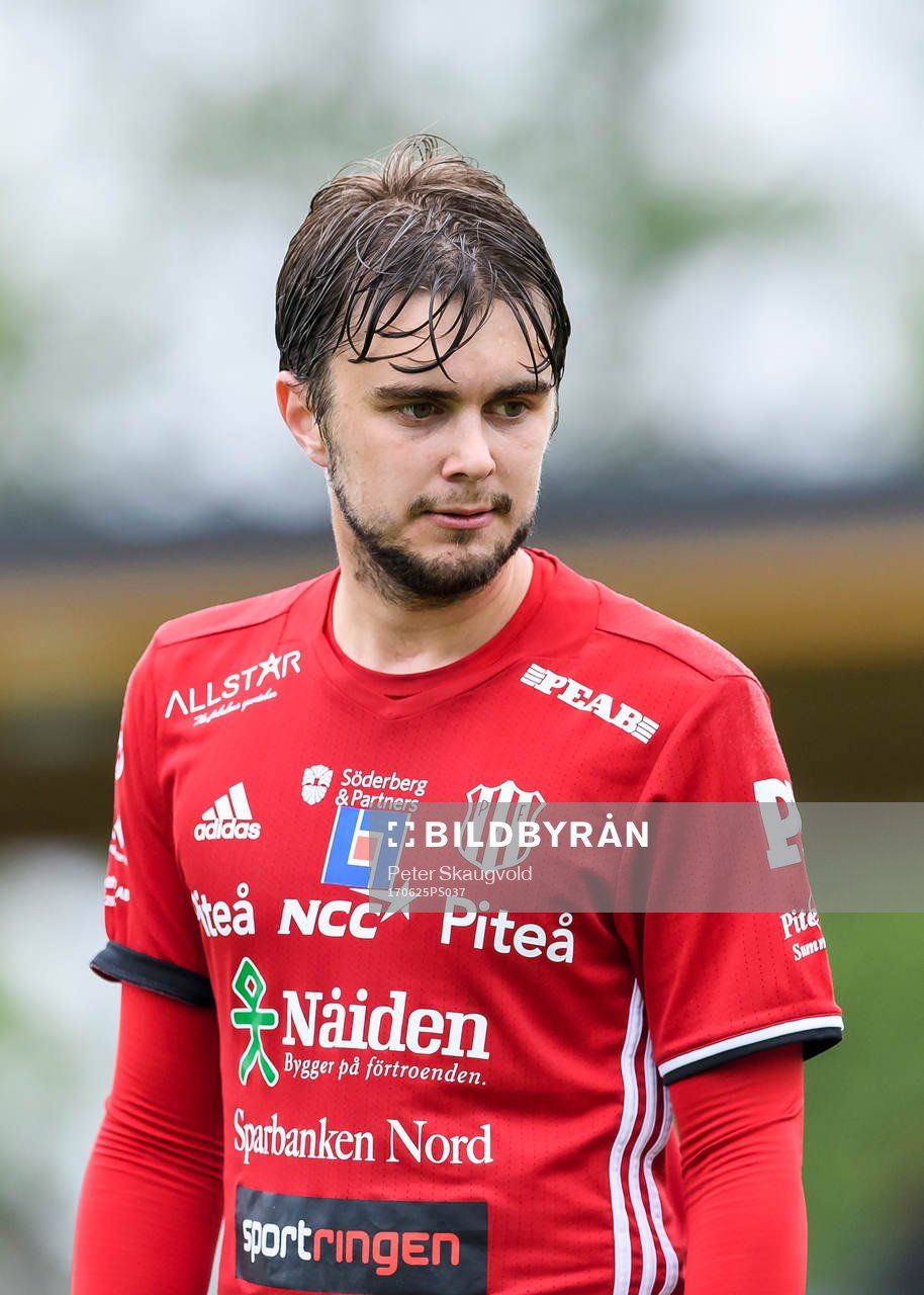 Piteås Johan Hedström under fotbollsmatchen i Division 2 Norrland mellan Piteå och Boden den 25 Juni 2017 i Piteå.
