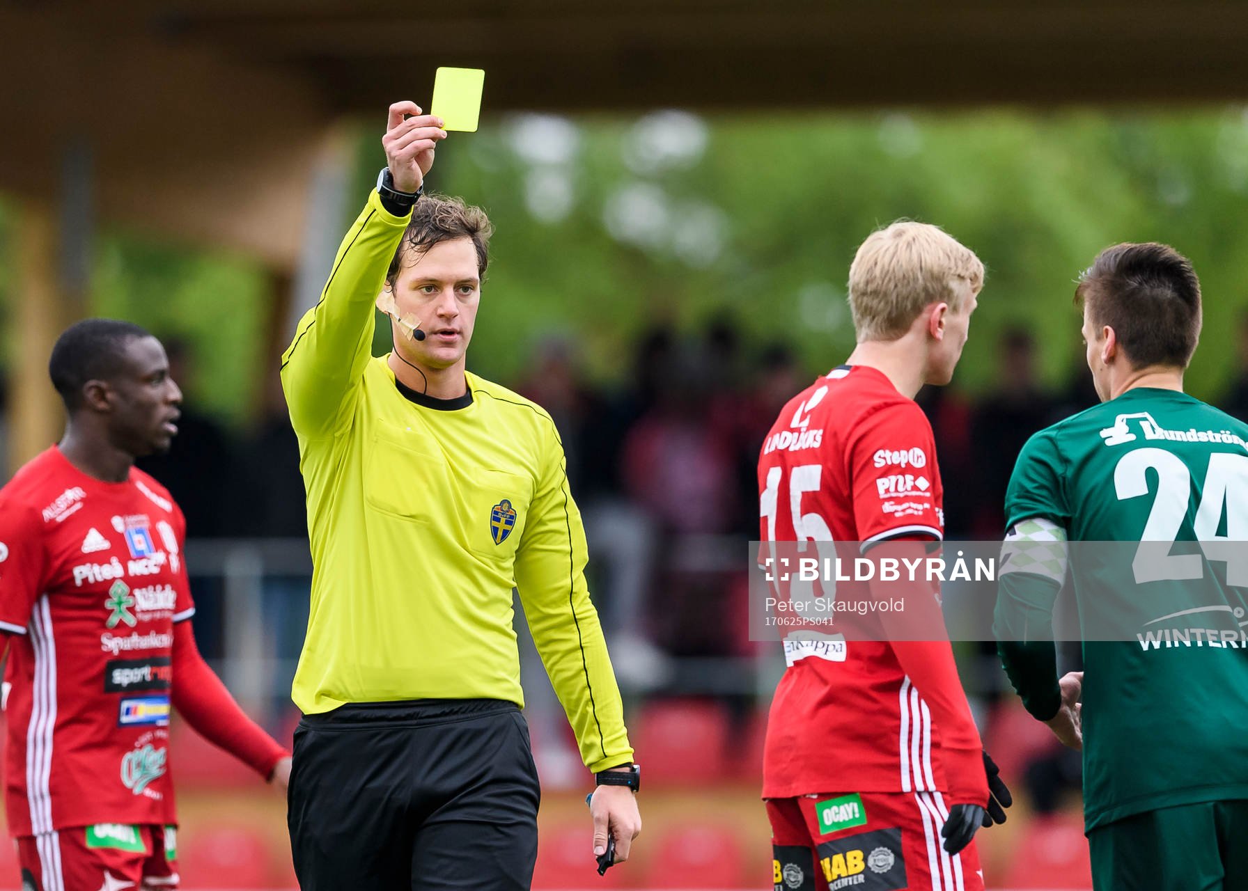 Domare Oskar Nilsson ger Piteås Johannes Lidström gult