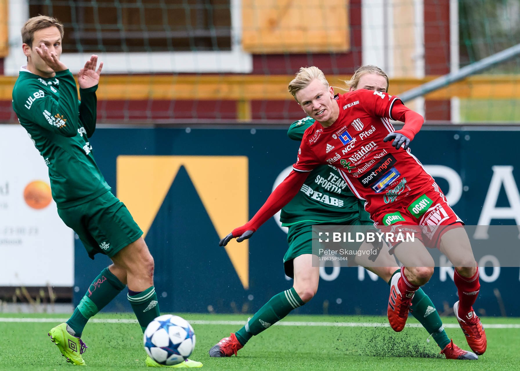 Bodens Erik Stenberg tacklar Piteås Johannes Lidström