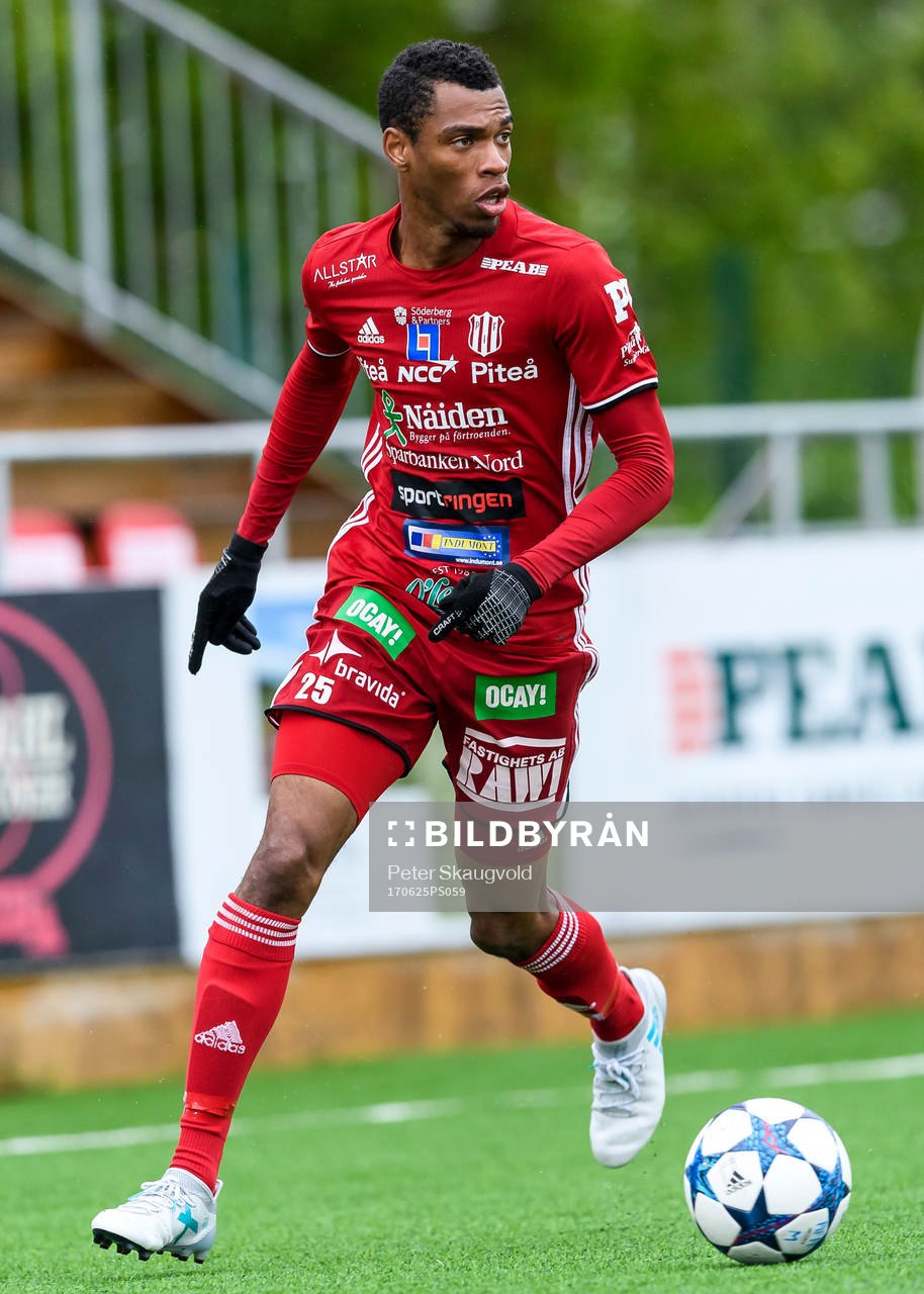 Piteås Kraig Rochester med bollen