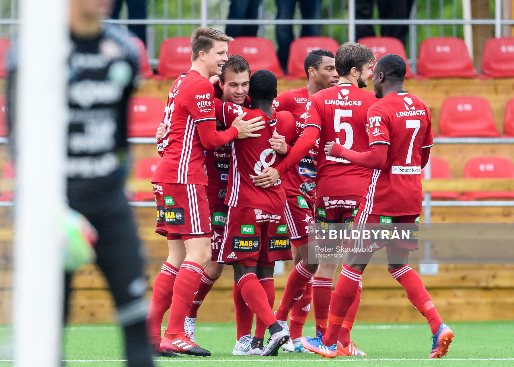 Piteås Alex Naylor jublar tillsammans med sina lagkamrater efter sitt 3-1 mål under fotbollsmatchen i Division 2 Norrland mellan Piteå och Boden den 25 Juni 2017 i Piteå.