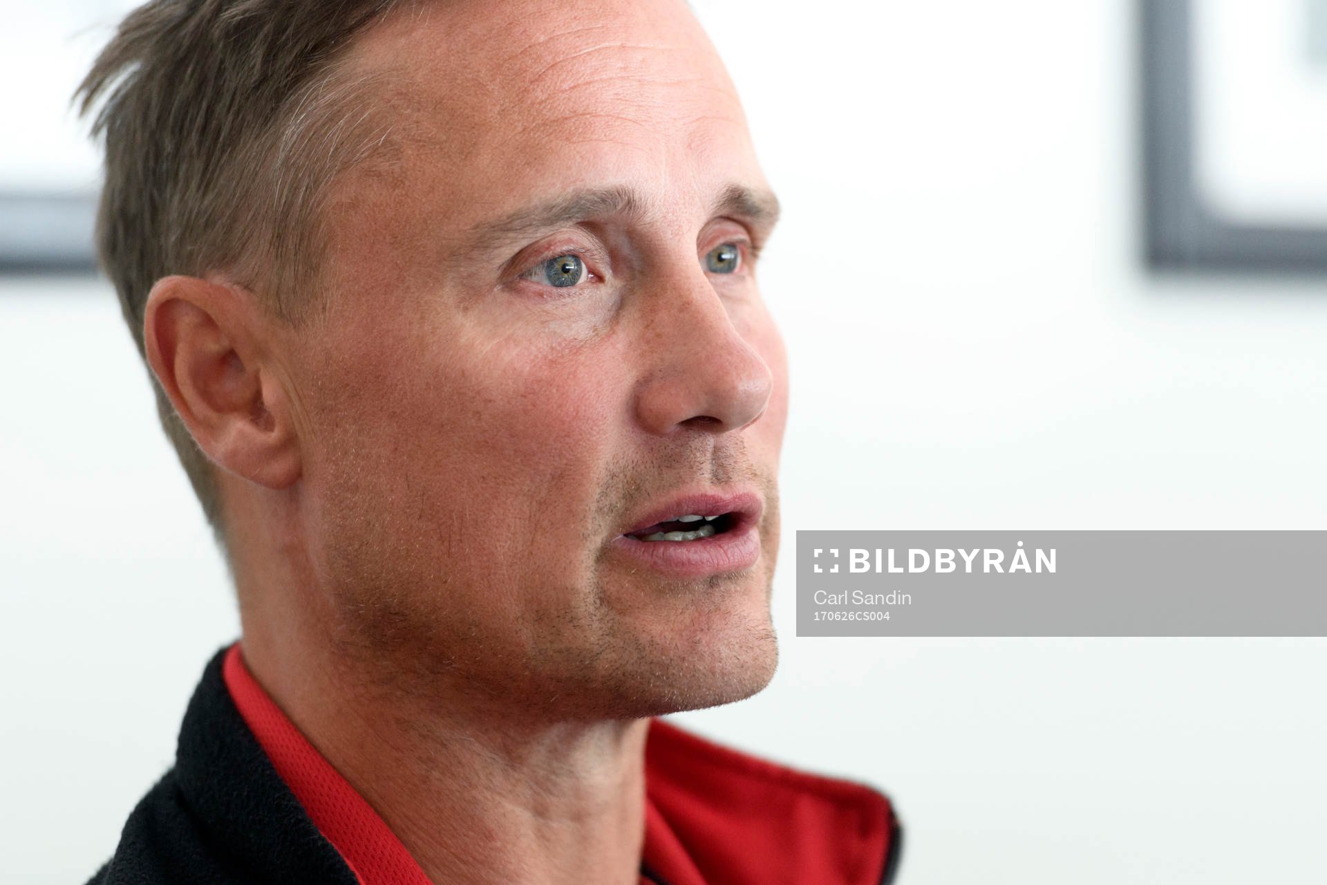 Frölundas tränare Roger Rönnberg blir intervjuad