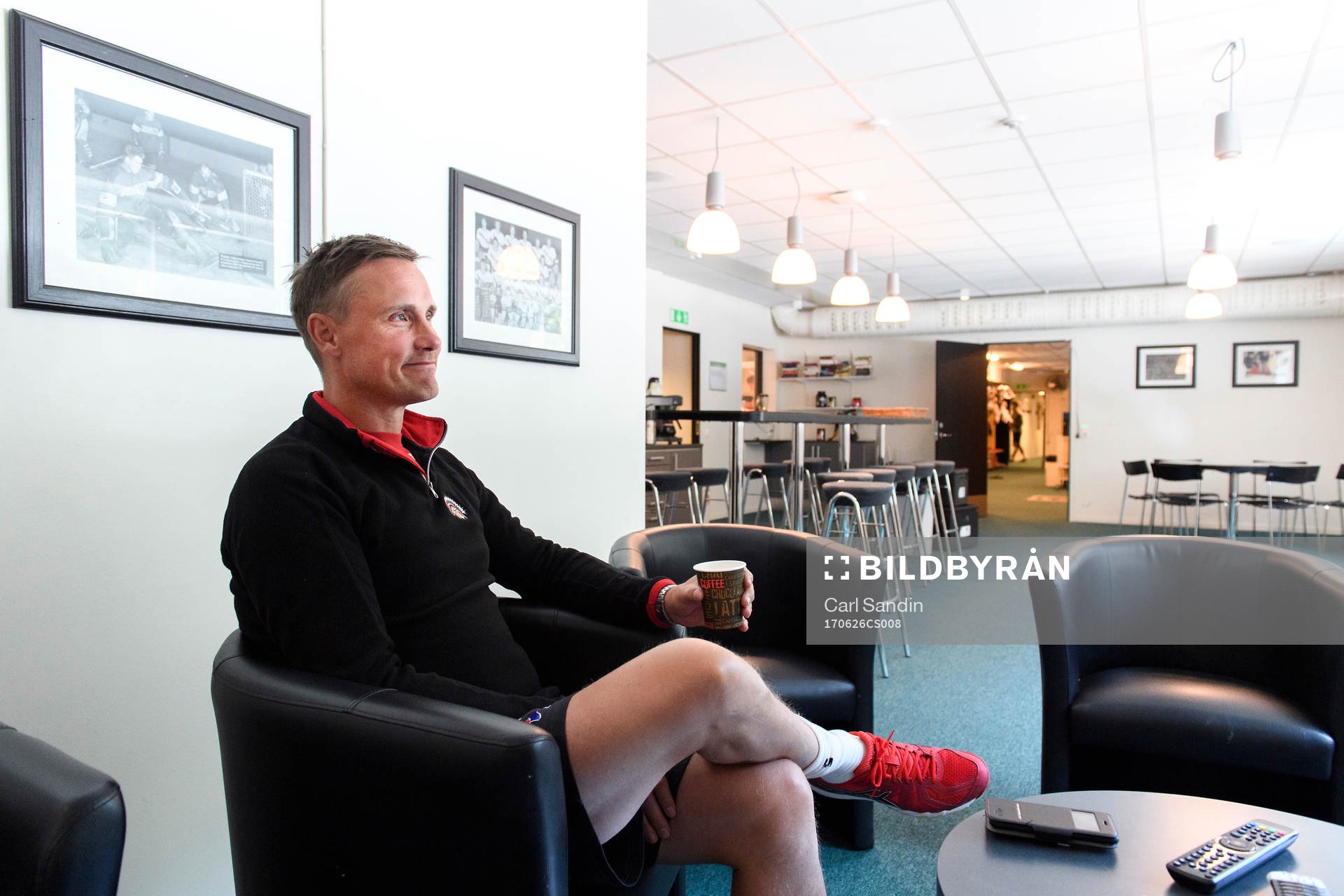 Frölundas tränare Roger Rönnberg blir intervjuad