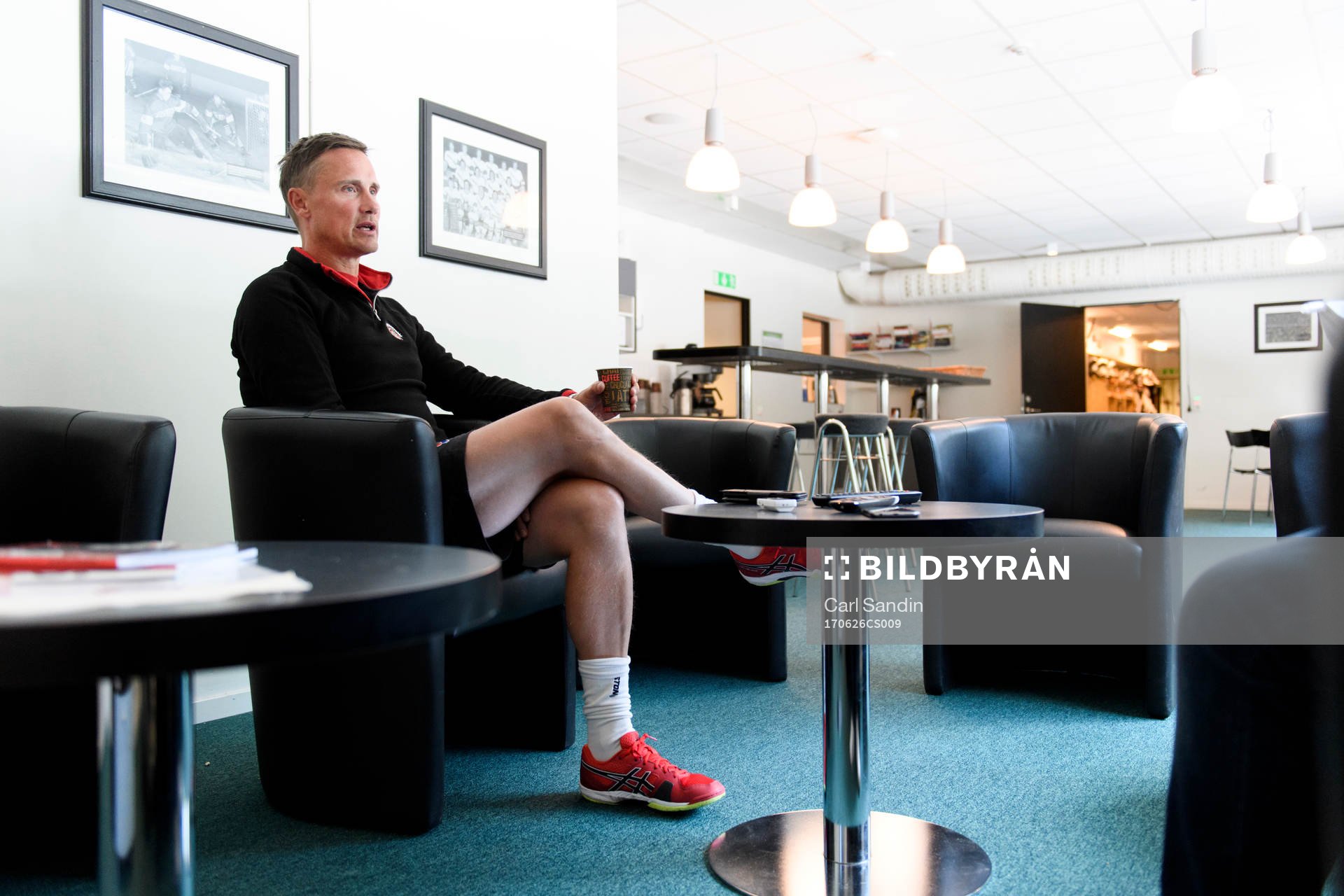 Frölundas tränare Roger Rönnberg blir intervjuad