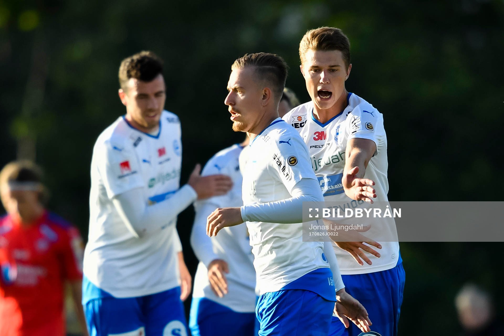 Värnamos Melvin Frithzell jublar efter sitt kvitteringsmål 1-1 under fotbollsmatchen i Superettan mellan Värnamo och Helsingborg den 26 juni 2017 i Värnamo.