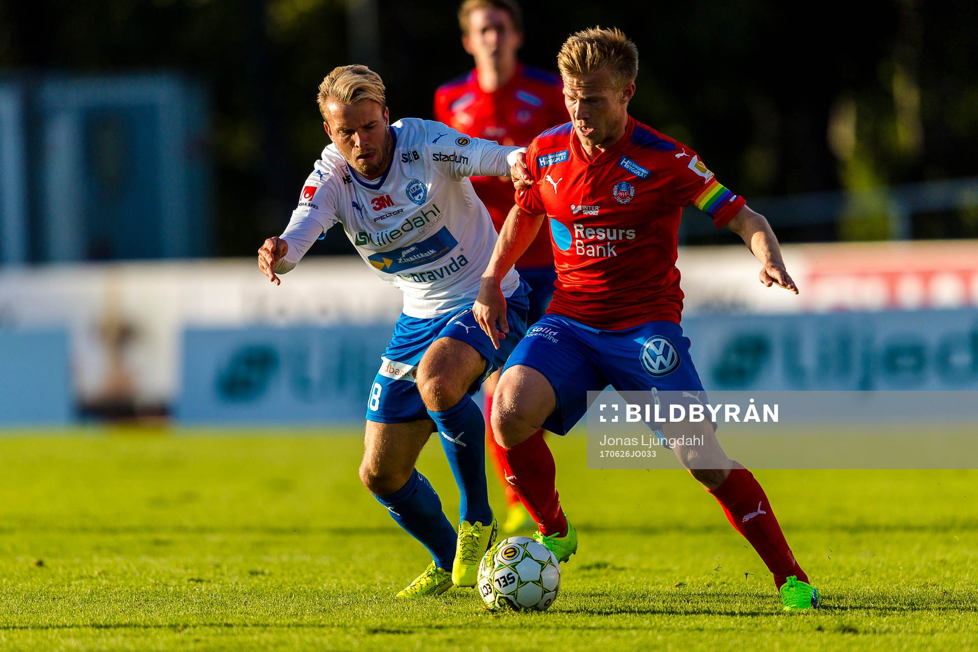 Värnamos Simon Nilsson i kamp med Helsingborgs Andreas Landgren under fotbollsmatchen i Superettan mellan Värnamo och Helsingborg den 26 juni 2017 i Värnamo.
