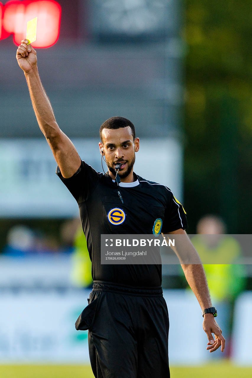 Domare Farouk Nehdi delar ut ett gult kort till Värnamos