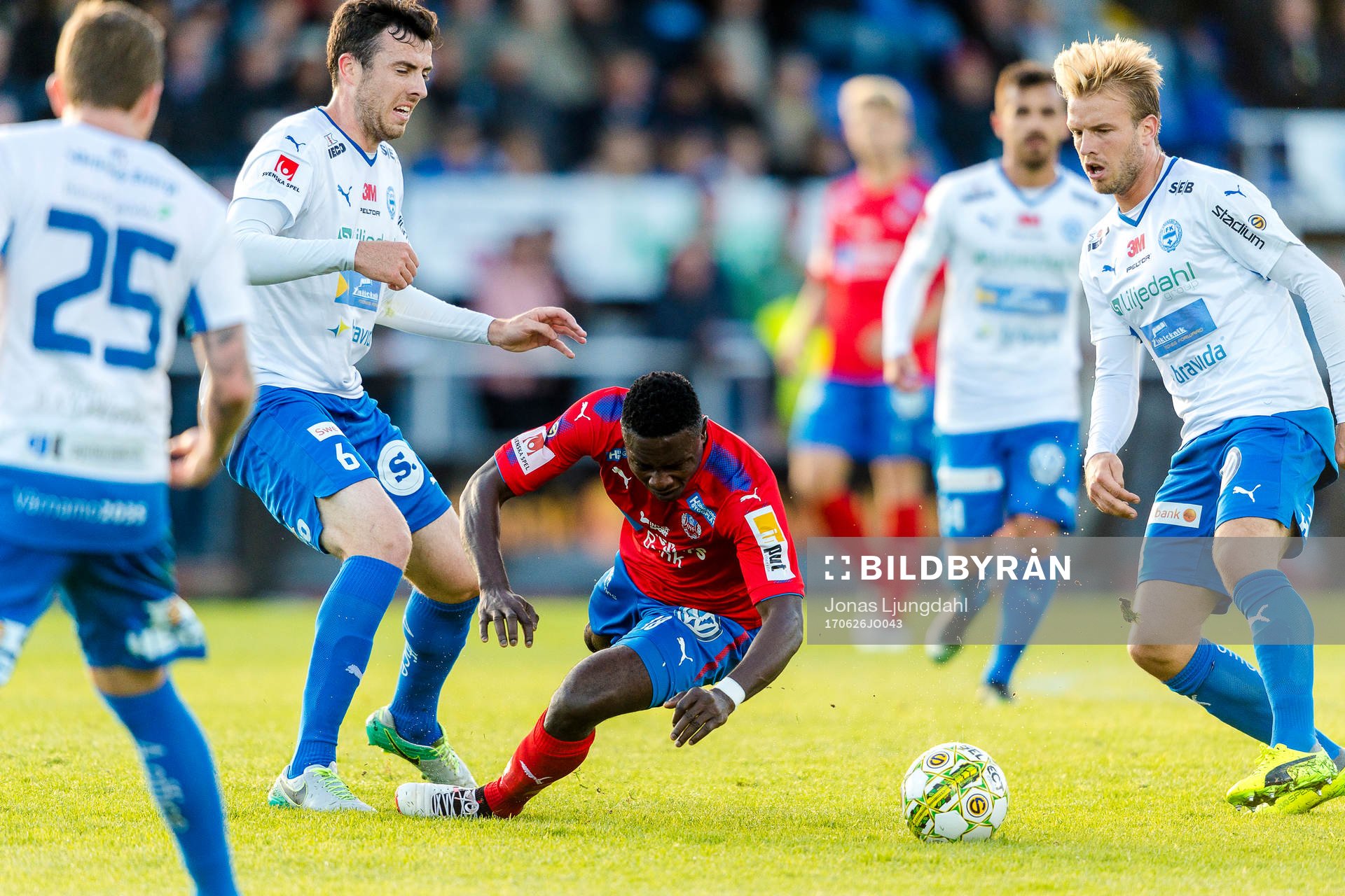 Helsingborgs Oke Akpoveta faller mellan Värnamos Tyler