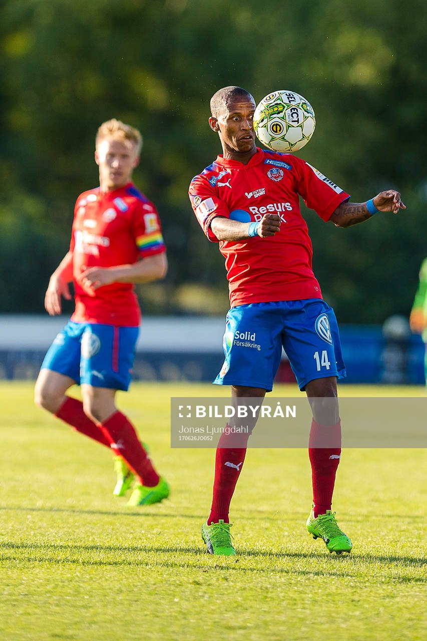Helsingborgs Bradley Surprise Ralani fokuserar på bollen