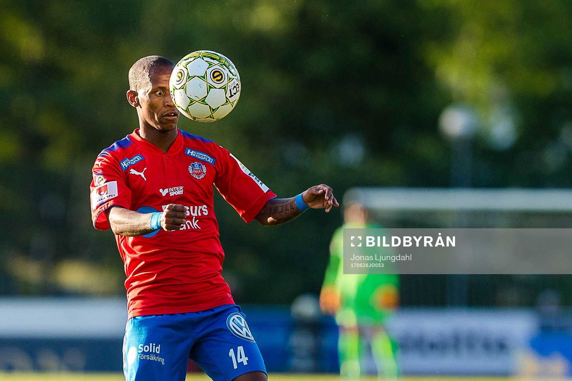 Helsingborgs Bradley Surprise Ralani fokuserar på bollen