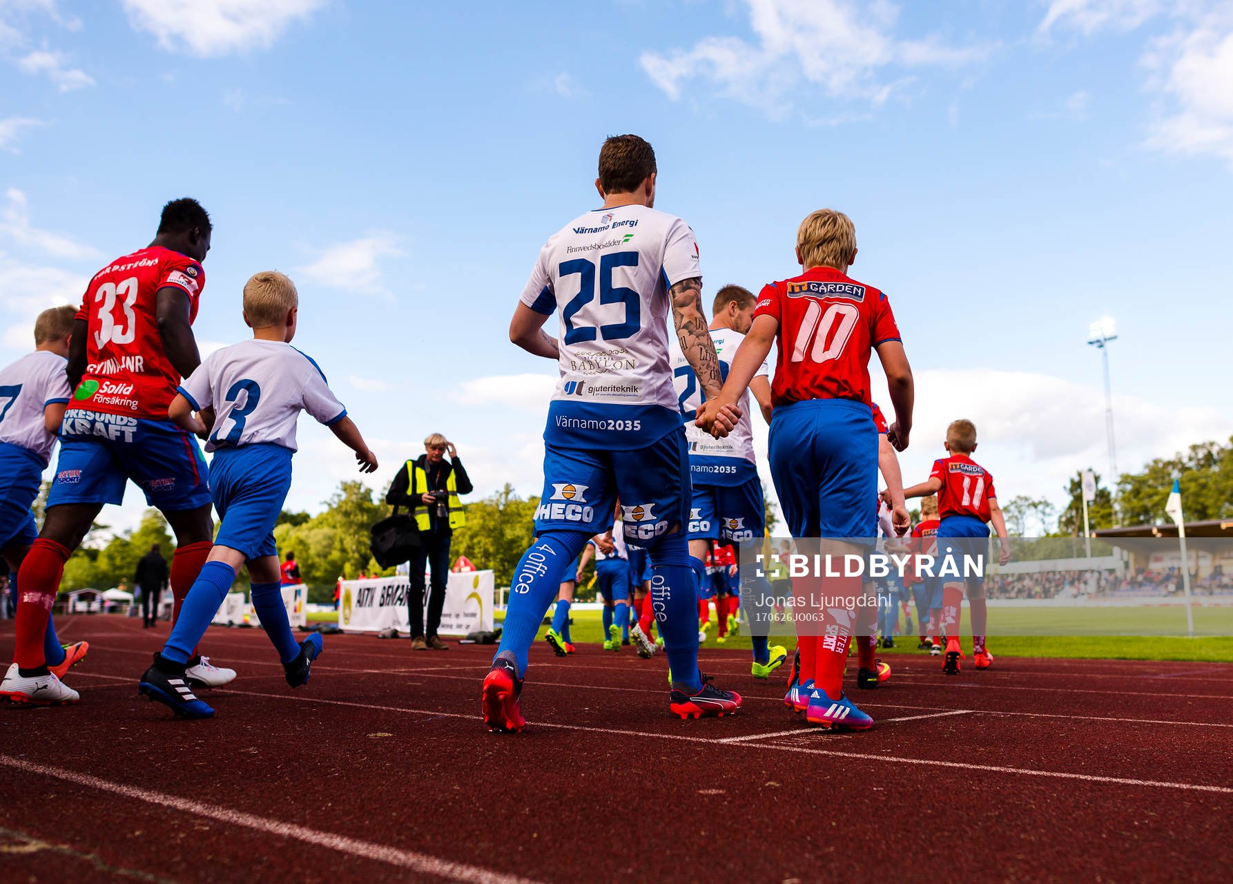 Lagen på väg ut till match tillsammans med knattar före fotbollsmatchen i Superettan mellan Värnamo och Helsingborg den 26 juni 2017 i Värnamo.