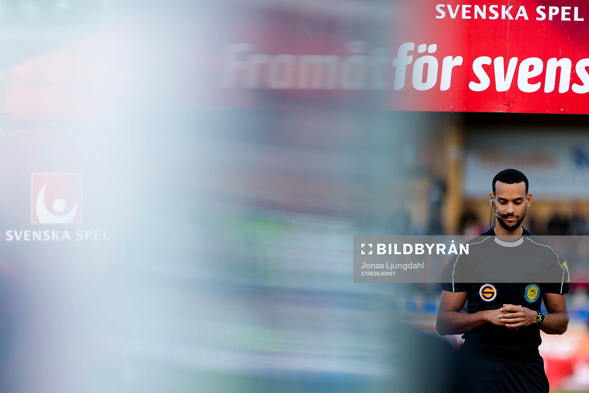 Domare Farouk Nehdi före fotbollsmatchen i Superettan
