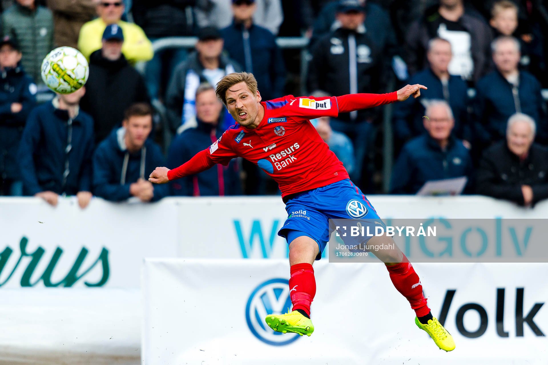 Helsingborgs Martin Christensen slår ett inlägg
